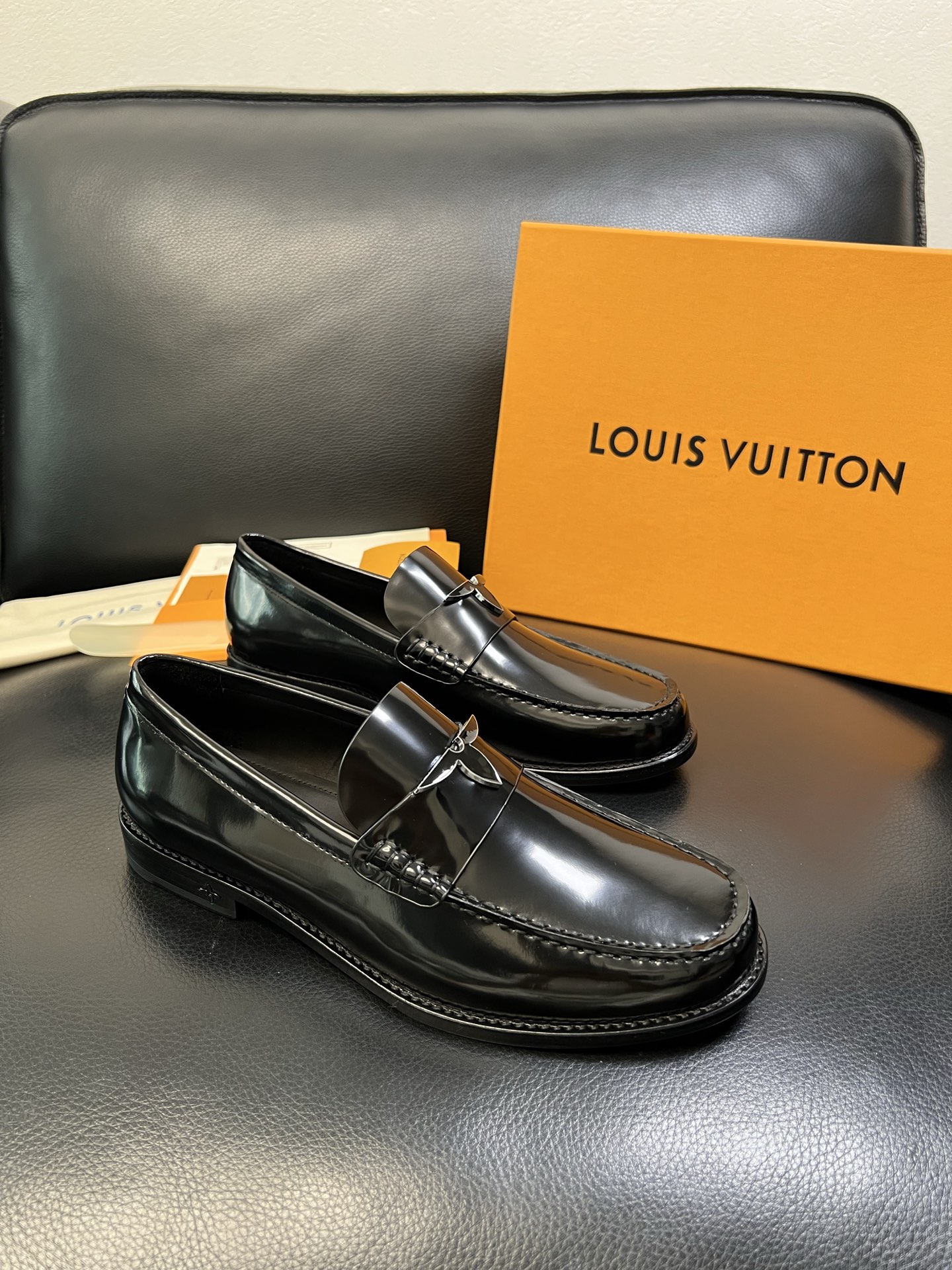 Lv 高品质 顶级工艺品 路易威登 皮鞋专柜同步原厂配置，鞋面意大利进口，进口水染牛皮内里，鞋底：原厂特