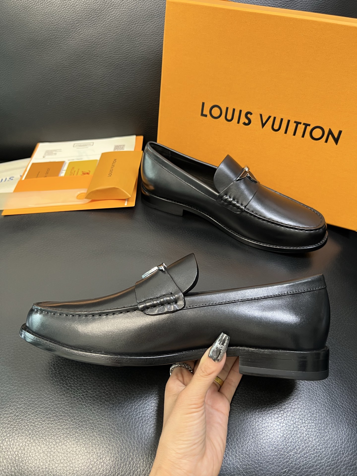 Lv 高品质 顶级工艺品 路易威登 皮鞋专柜同步原厂配置，鞋面意大利进口，进口水染牛皮内里，鞋底：原厂特