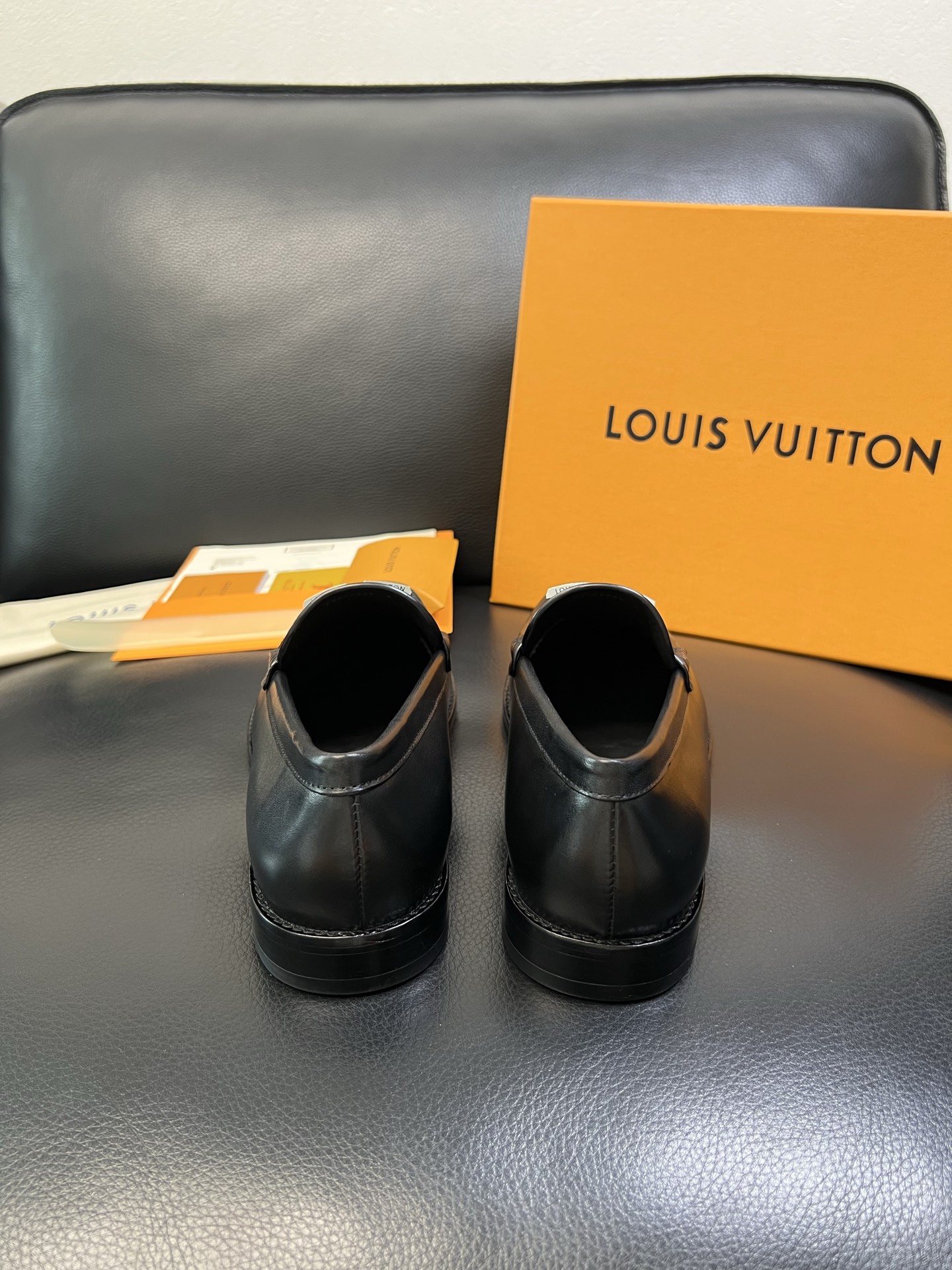 Lv 高品质 顶级工艺品 路易威登 皮鞋专柜同步原厂配置，鞋面意大利进口，进口水染牛皮内里，鞋底：原厂特