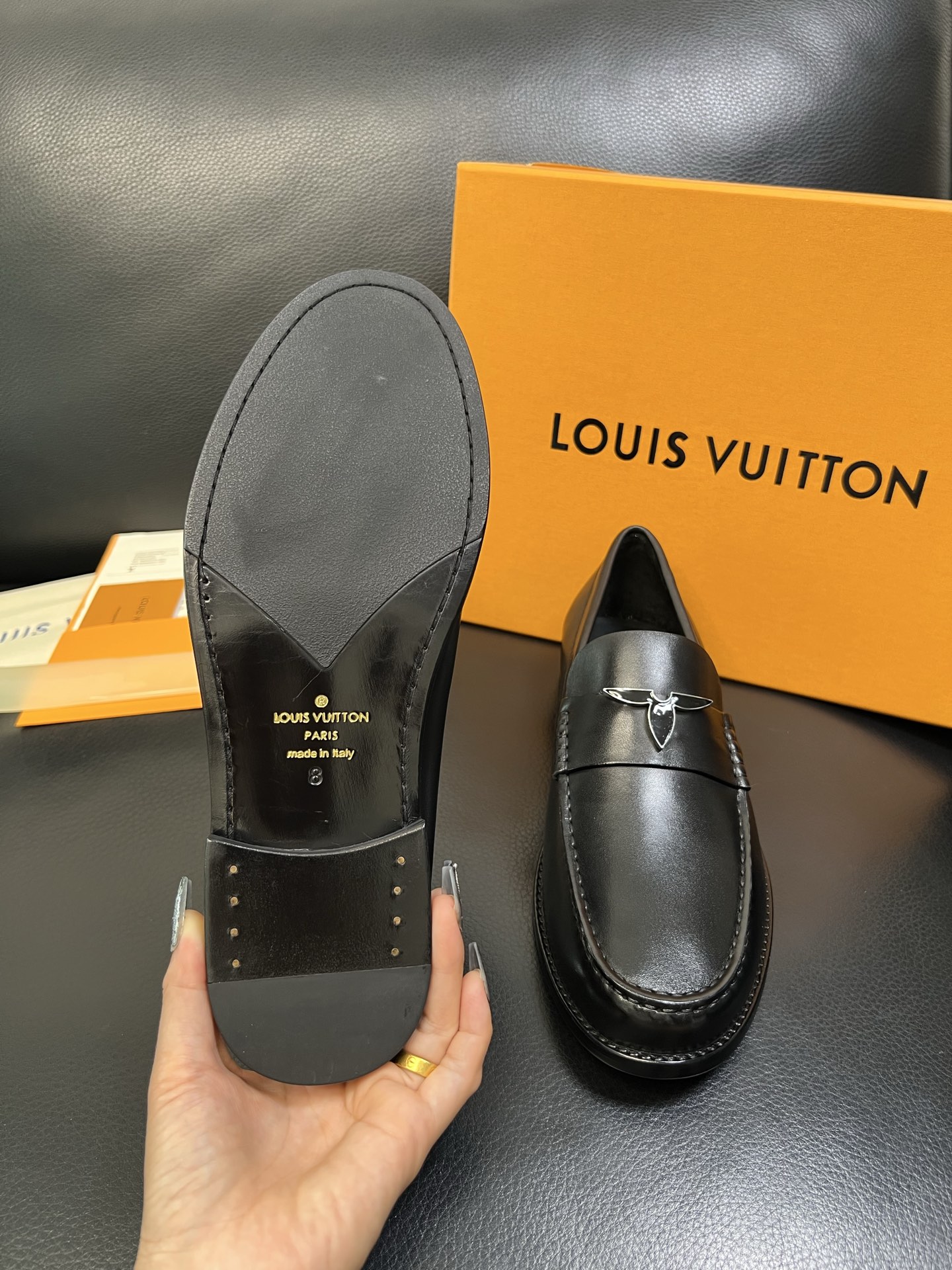 Lv 高品质 顶级工艺品 路易威登 皮鞋专柜同步原厂配置，鞋面意大利进口，进口水染牛皮内里，鞋底：原厂特