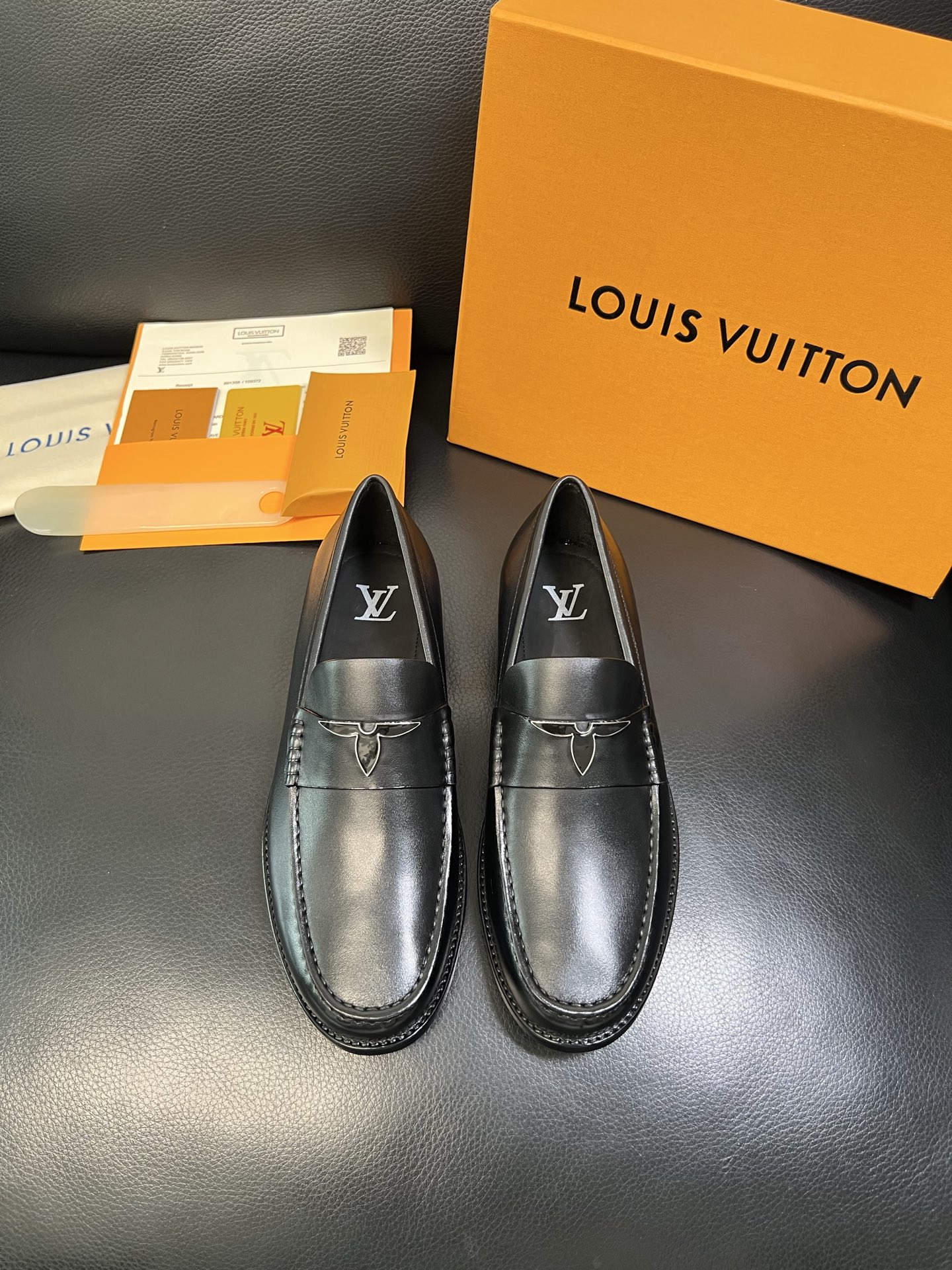 Lv 高品质 顶级工艺品 路易威登 皮鞋专柜同步原厂配置，鞋面意大利进口，进口水染牛皮内里，鞋底：原厂特