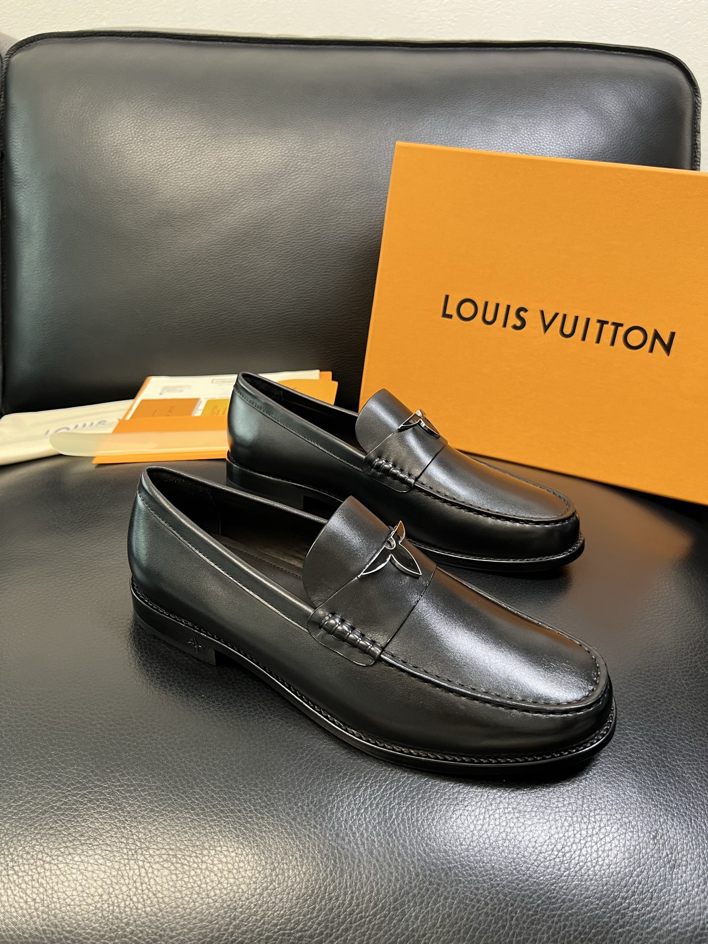 Lv 高品质 顶级工艺品 路易威登 皮鞋专柜同步原厂配置，鞋面意大利进口，进口水染牛皮内里，鞋底：原厂特