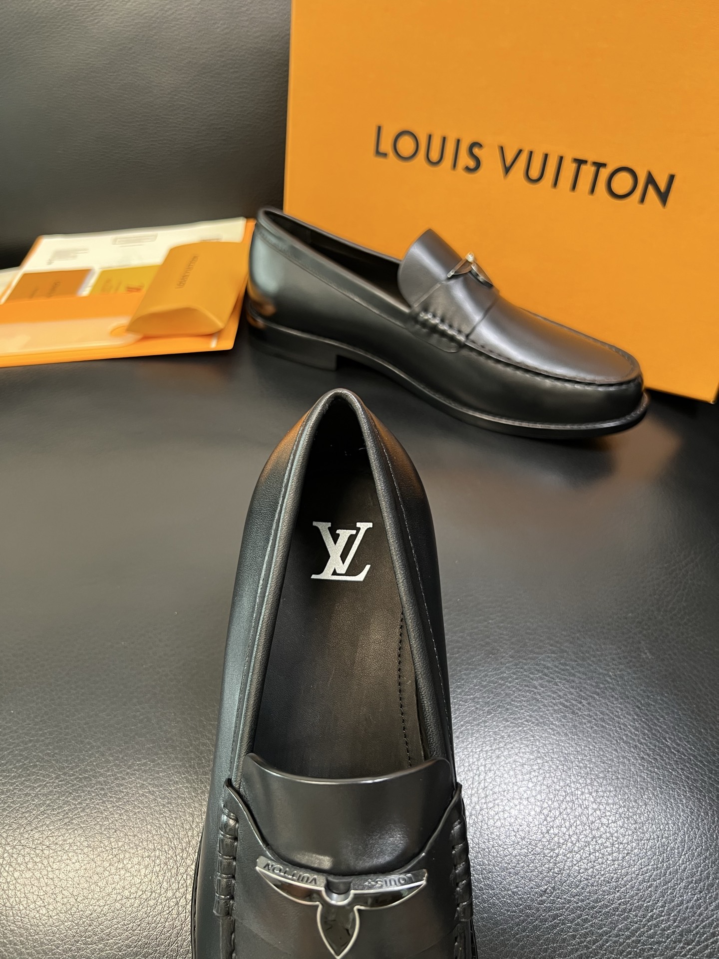 Lv 高品质 顶级工艺品 路易威登 皮鞋专柜同步原厂配置，鞋面意大利进口，进口水染牛皮内里，鞋底：原厂特