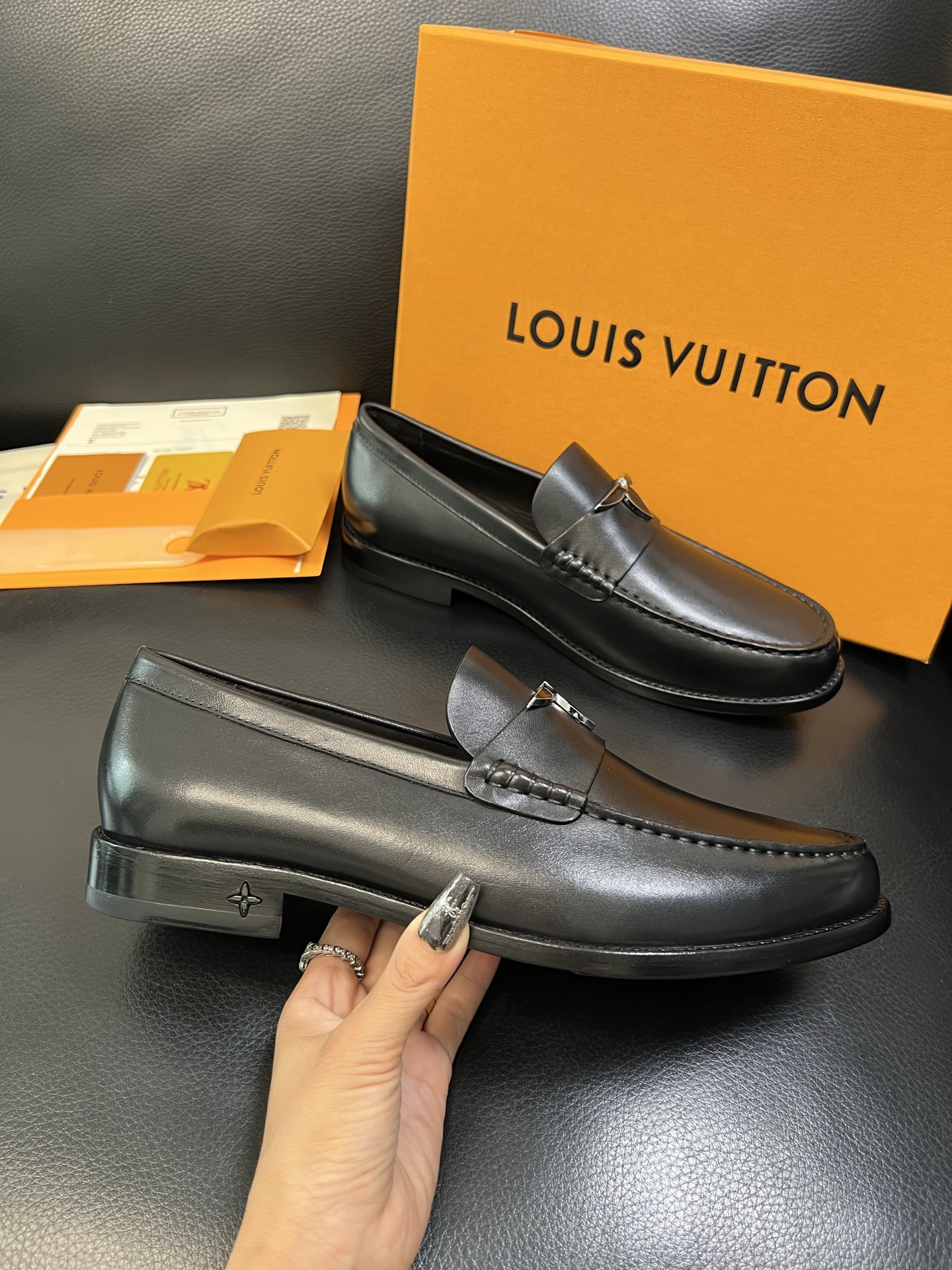 Lv 高品质 顶级工艺品 路易威登 皮鞋专柜同步原厂配置，鞋面意大利进口，进口水染牛皮内里，鞋底：原厂特