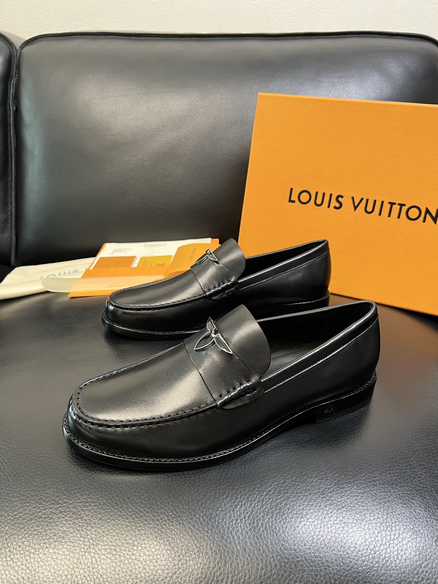 Lv 高品质 顶级工艺品 路易威登 皮鞋专柜同步原厂配置，鞋面意大利进口，进口水染牛皮内里，鞋底：原厂特