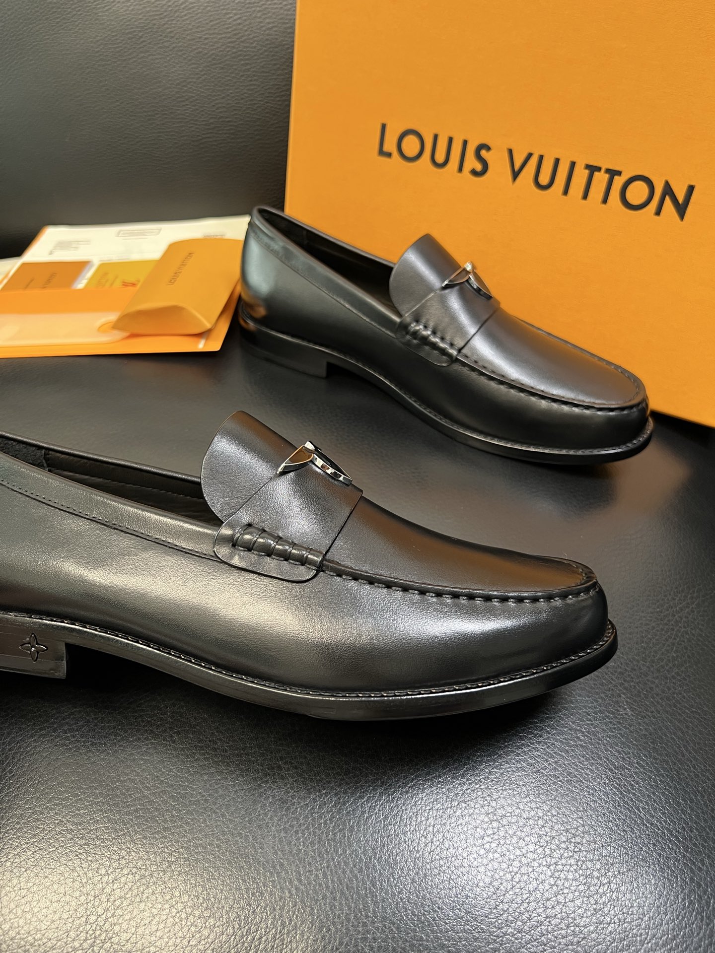 Lv 高品质 顶级工艺品 路易威登 皮鞋专柜同步原厂配置，鞋面意大利进口，进口水染牛皮内里，鞋底：原厂特