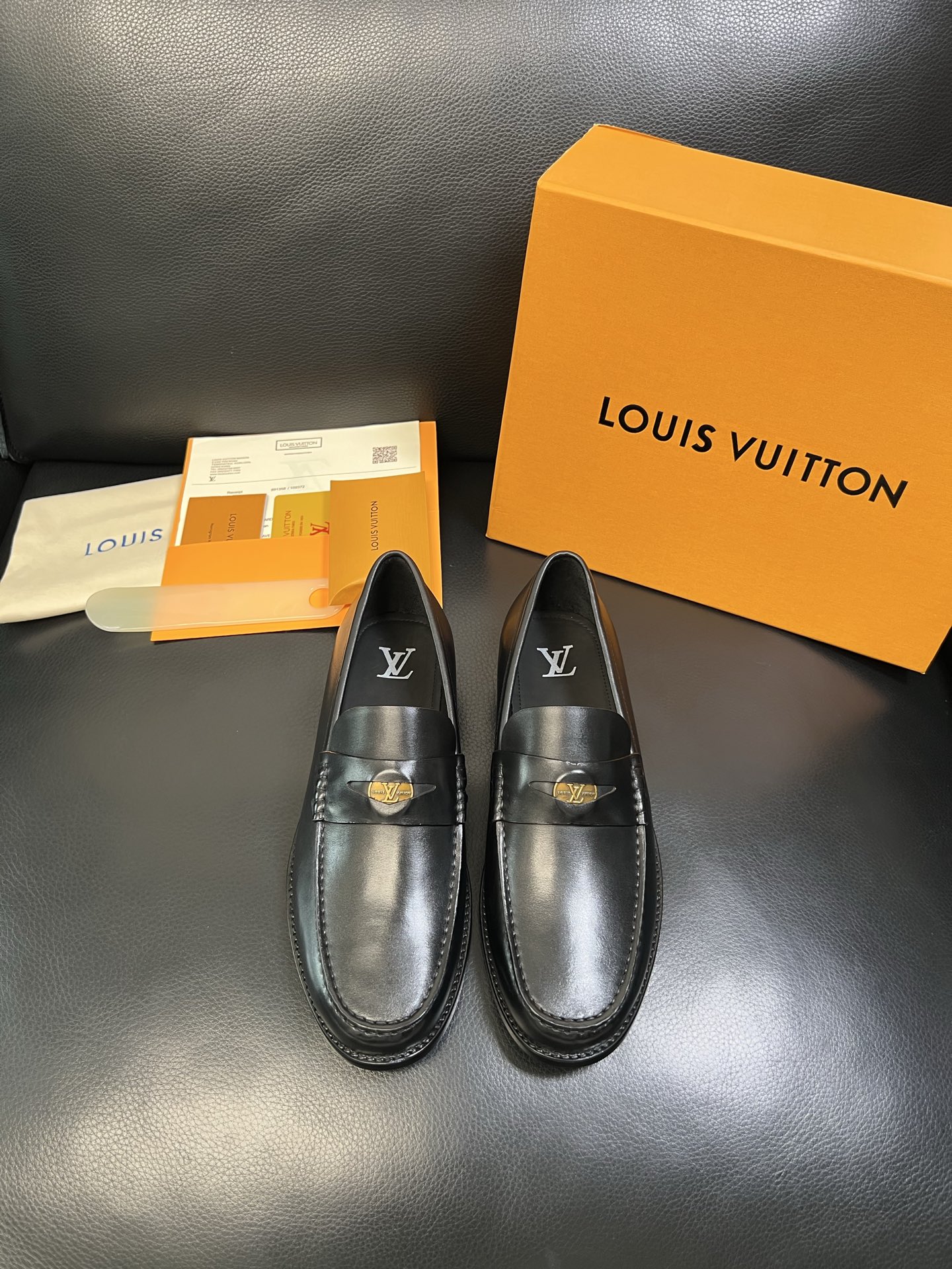 Lv 高品质 顶级工艺品 路易威登 皮鞋专柜同步原厂配置，鞋面意大利进口，进口水染牛皮内里，鞋底：原厂特