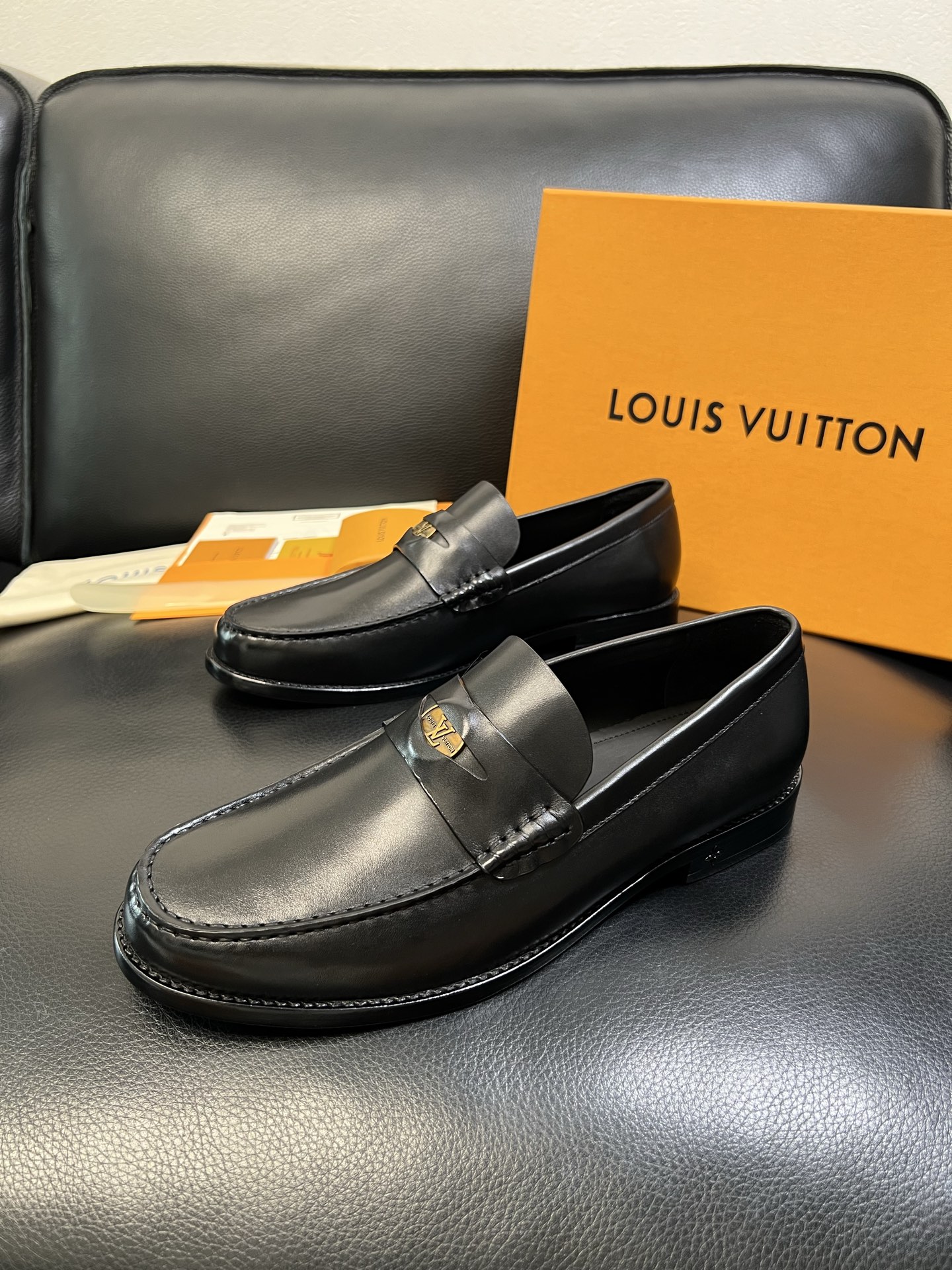 Lv 高品质 顶级工艺品 路易威登 皮鞋专柜同步原厂配置，鞋面意大利进口，进口水染牛皮内里，鞋底：原厂特