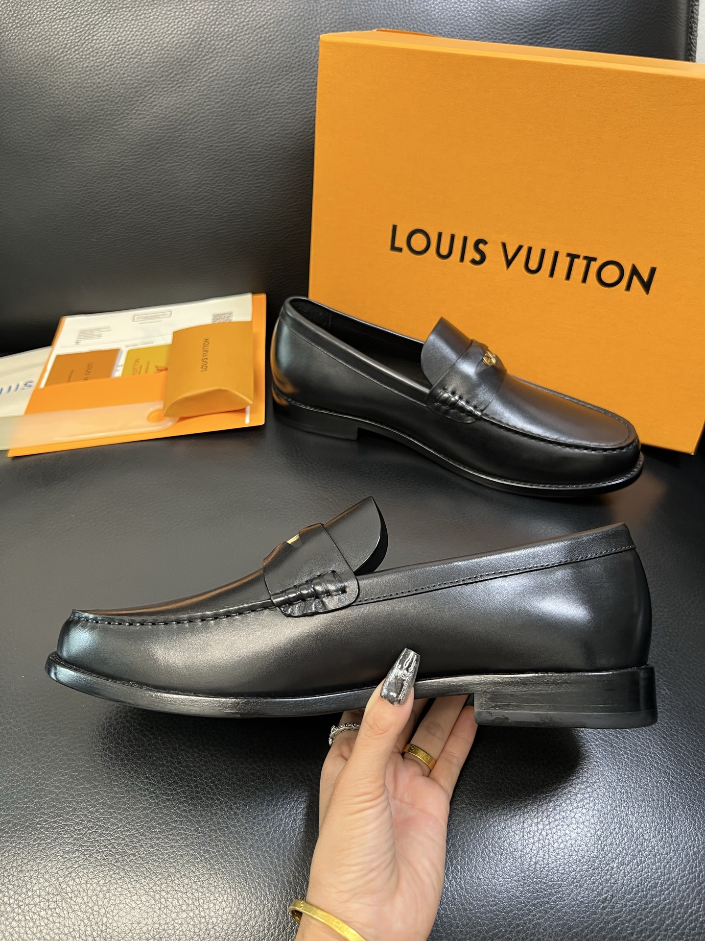 Lv 高品质 顶级工艺品 路易威登 皮鞋专柜同步原厂配置，鞋面意大利进口，进口水染牛皮内里，鞋底：原厂特