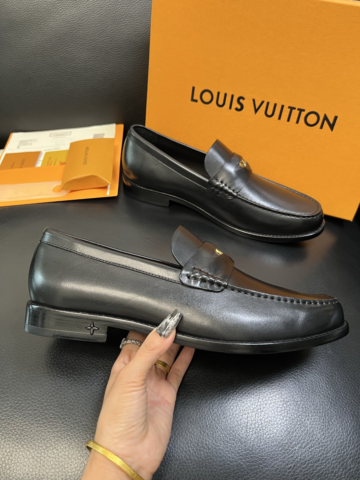 Lv 高品质 顶级工艺品 路易威登 皮鞋专柜同步原厂配置，鞋面意大利进口，进口水染牛皮内里，鞋底：原厂特