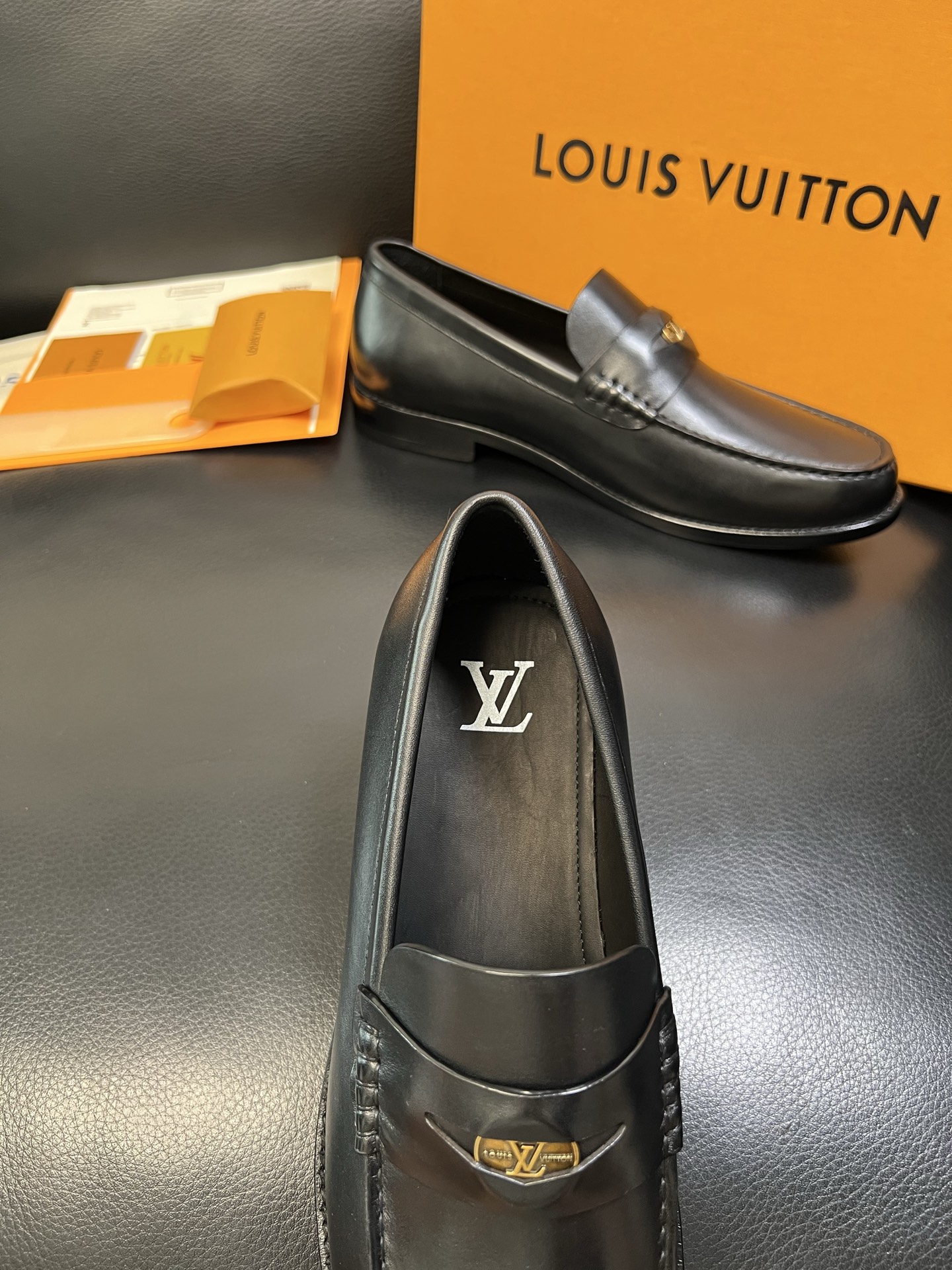 Lv 高品质 顶级工艺品 路易威登 皮鞋专柜同步原厂配置，鞋面意大利进口，进口水染牛皮内里，鞋底：原厂特