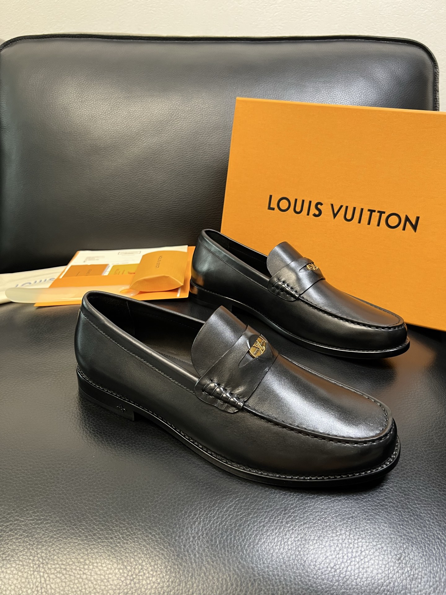 Lv 高品质 顶级工艺品 路易威登 皮鞋专柜同步原厂配置，鞋面意大利进口，进口水染牛皮内里，鞋底：原厂特