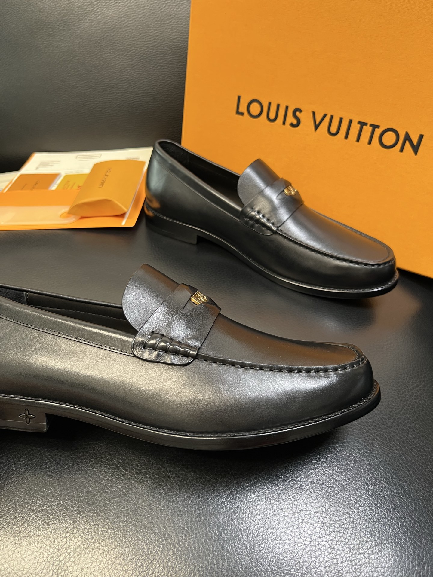 Lv 高品质 顶级工艺品 路易威登 皮鞋专柜同步原厂配置，鞋面意大利进口，进口水染牛皮内里，鞋底：原厂特