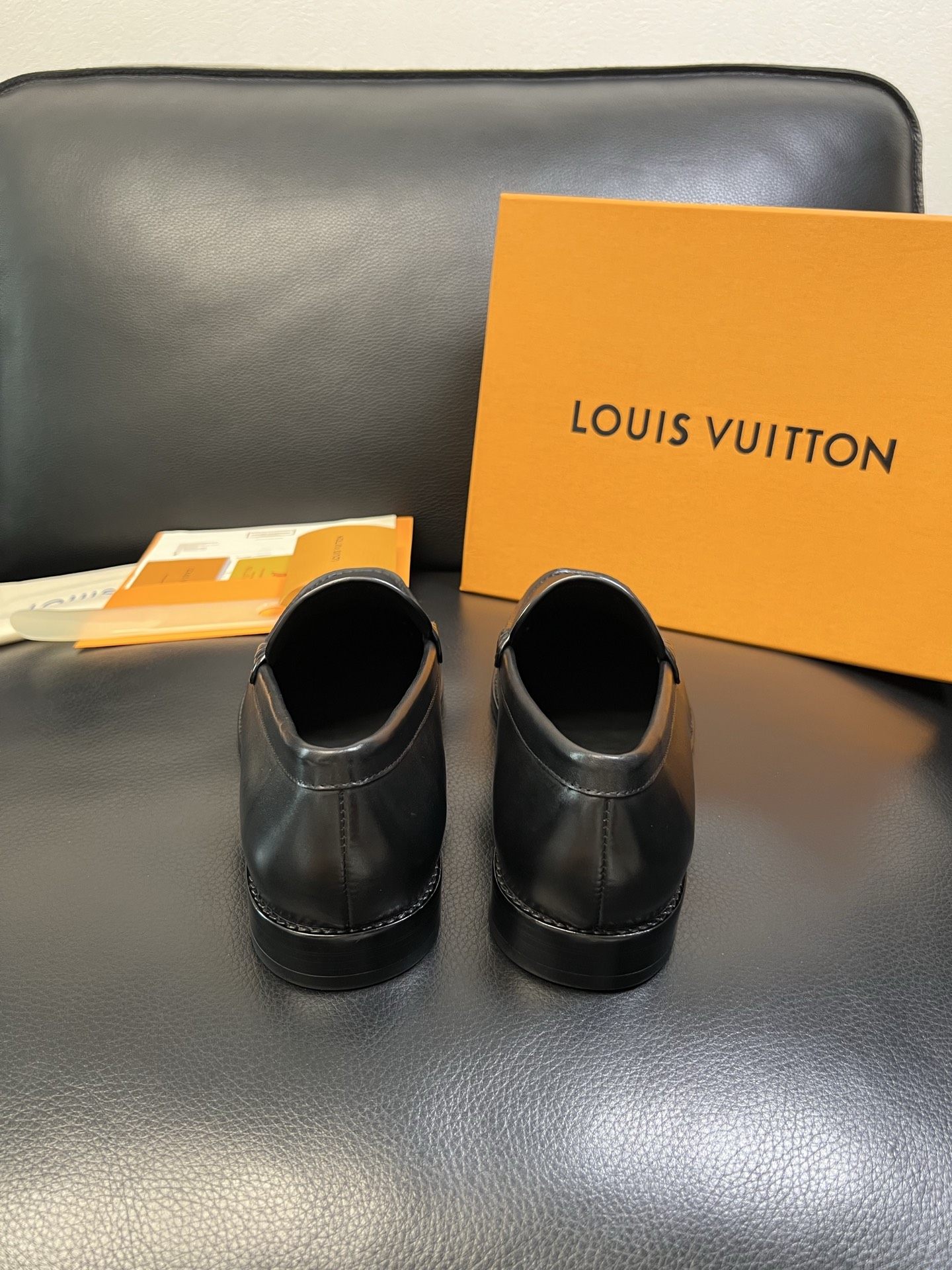 Lv 高品质 顶级工艺品 路易威登 皮鞋专柜同步原厂配置，鞋面意大利进口，进口水染牛皮内里，鞋底：原厂特