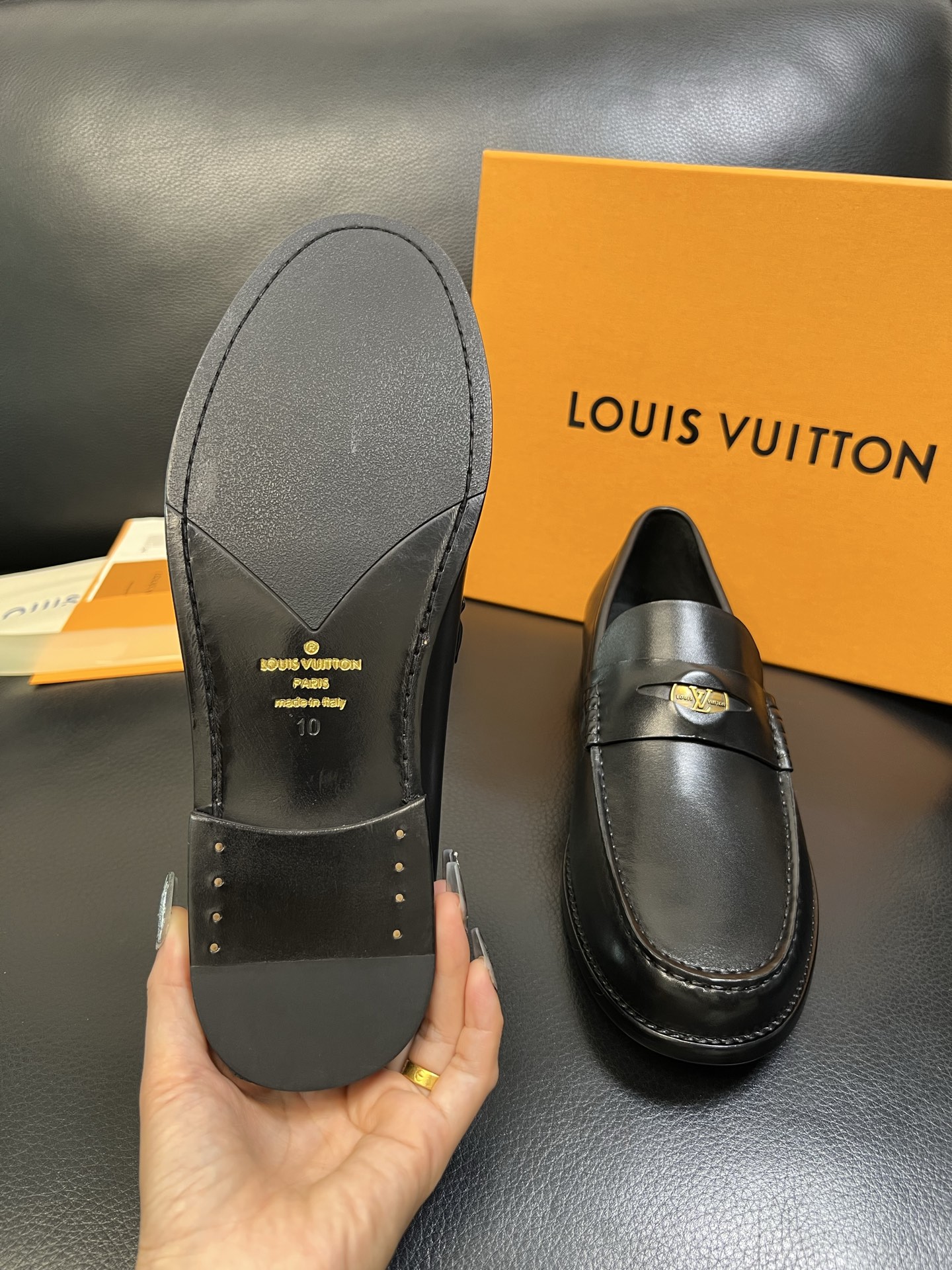 Lv 高品质 顶级工艺品 路易威登 皮鞋专柜同步原厂配置，鞋面意大利进口，进口水染牛皮内里，鞋底：原厂特