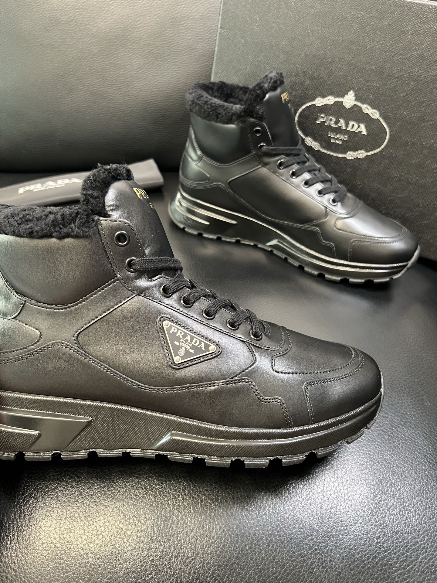 Prada 高品质 顶级工艺品 普拉达 专柜新款，原厂配置意大利进口牛皮面料，高品质复杂拼接工艺，进口毛