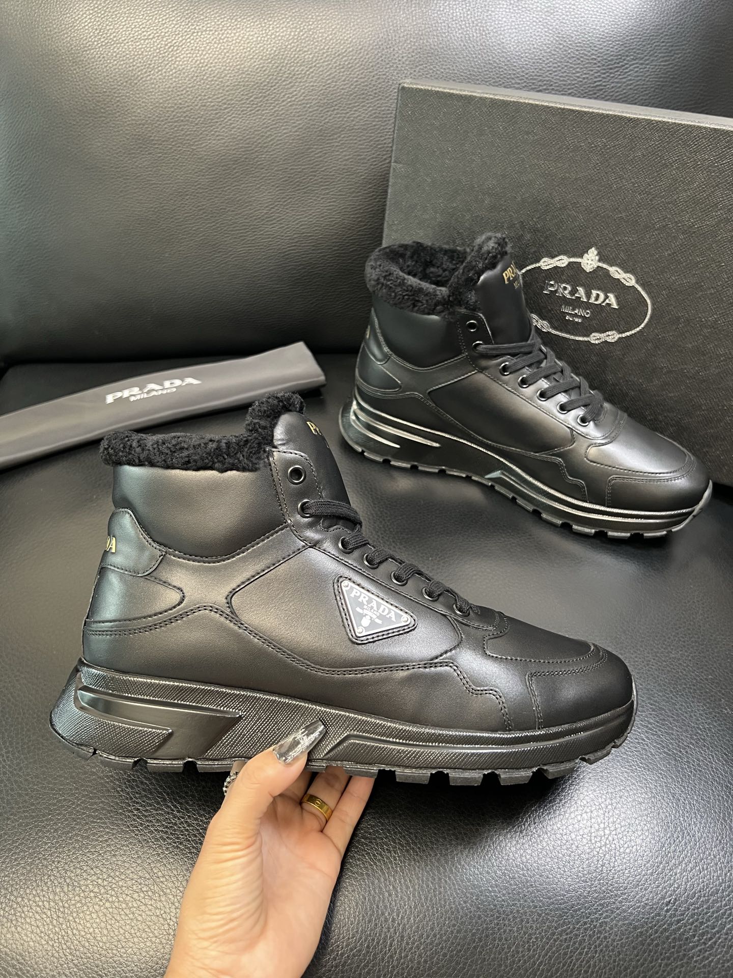 Prada 高品质 顶级工艺品 普拉达 专柜新款，原厂配置意大利进口牛皮面料，高品质复杂拼接工艺，进口毛