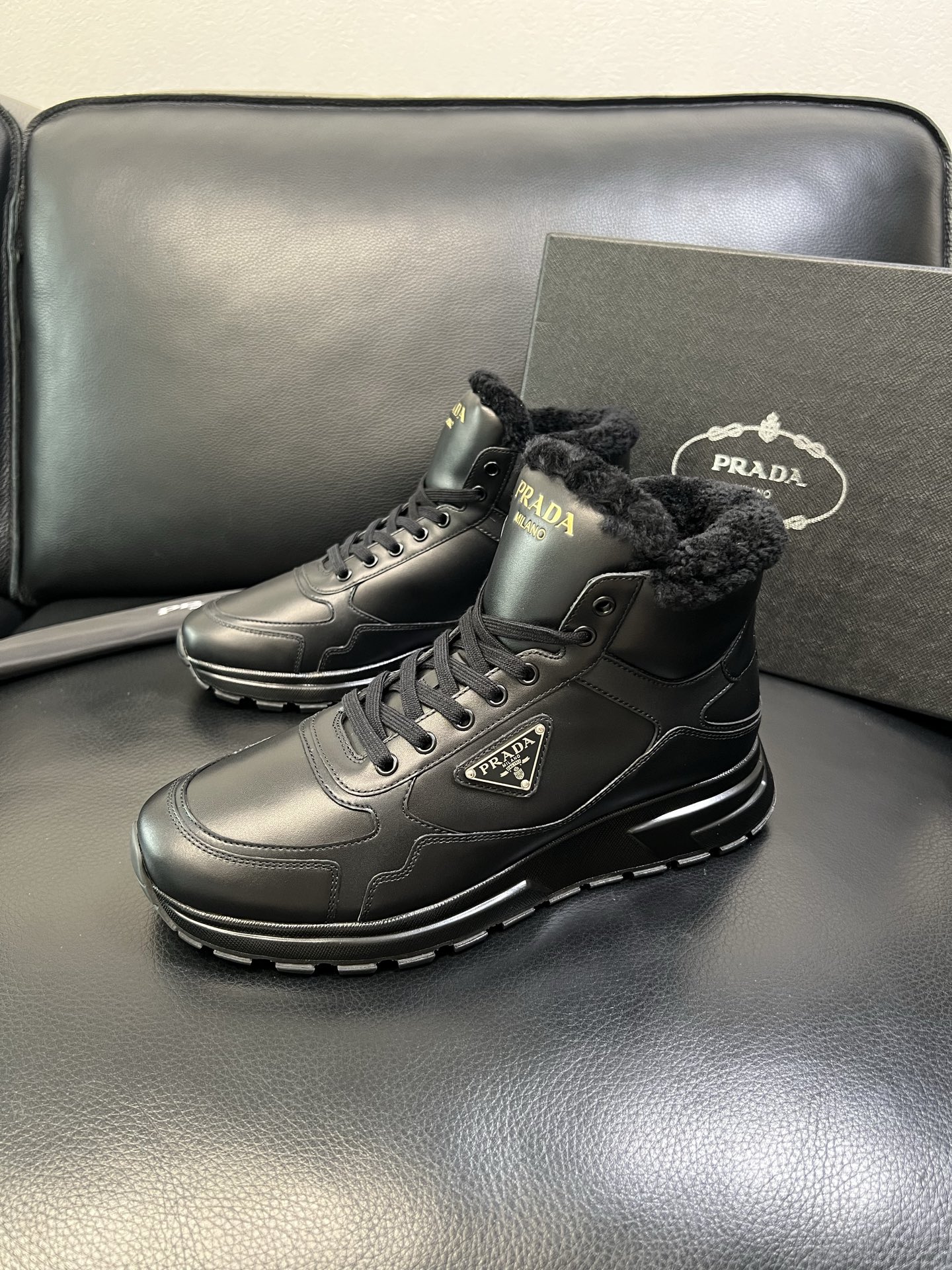 Prada 高品质 顶级工艺品 普拉达 专柜新款，原厂配置意大利进口牛皮面料，高品质复杂拼接工艺，进口毛