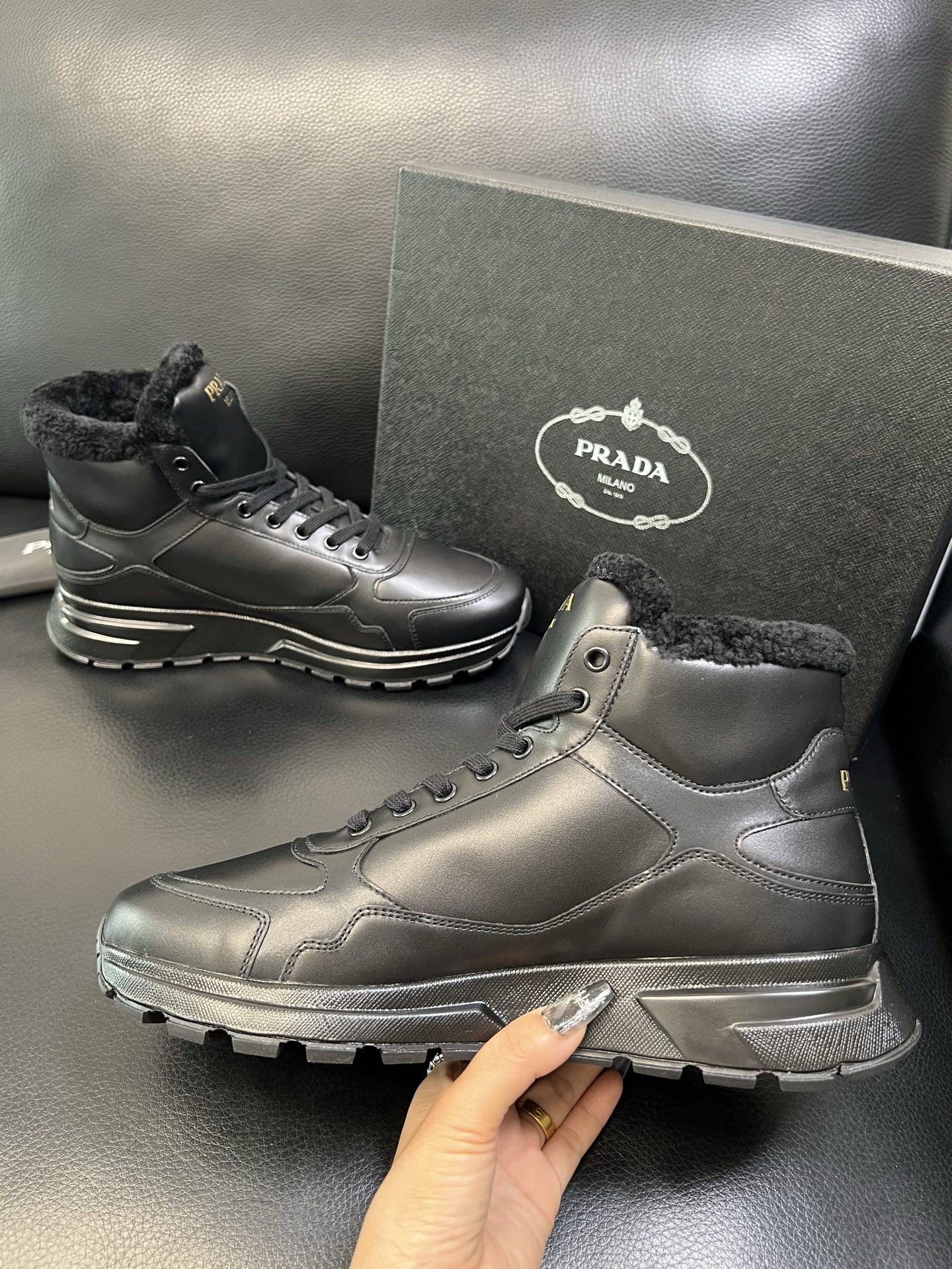 Prada 高品质 顶级工艺品 普拉达 专柜新款，原厂配置意大利进口牛皮面料，高品质复杂拼接工艺，进口毛