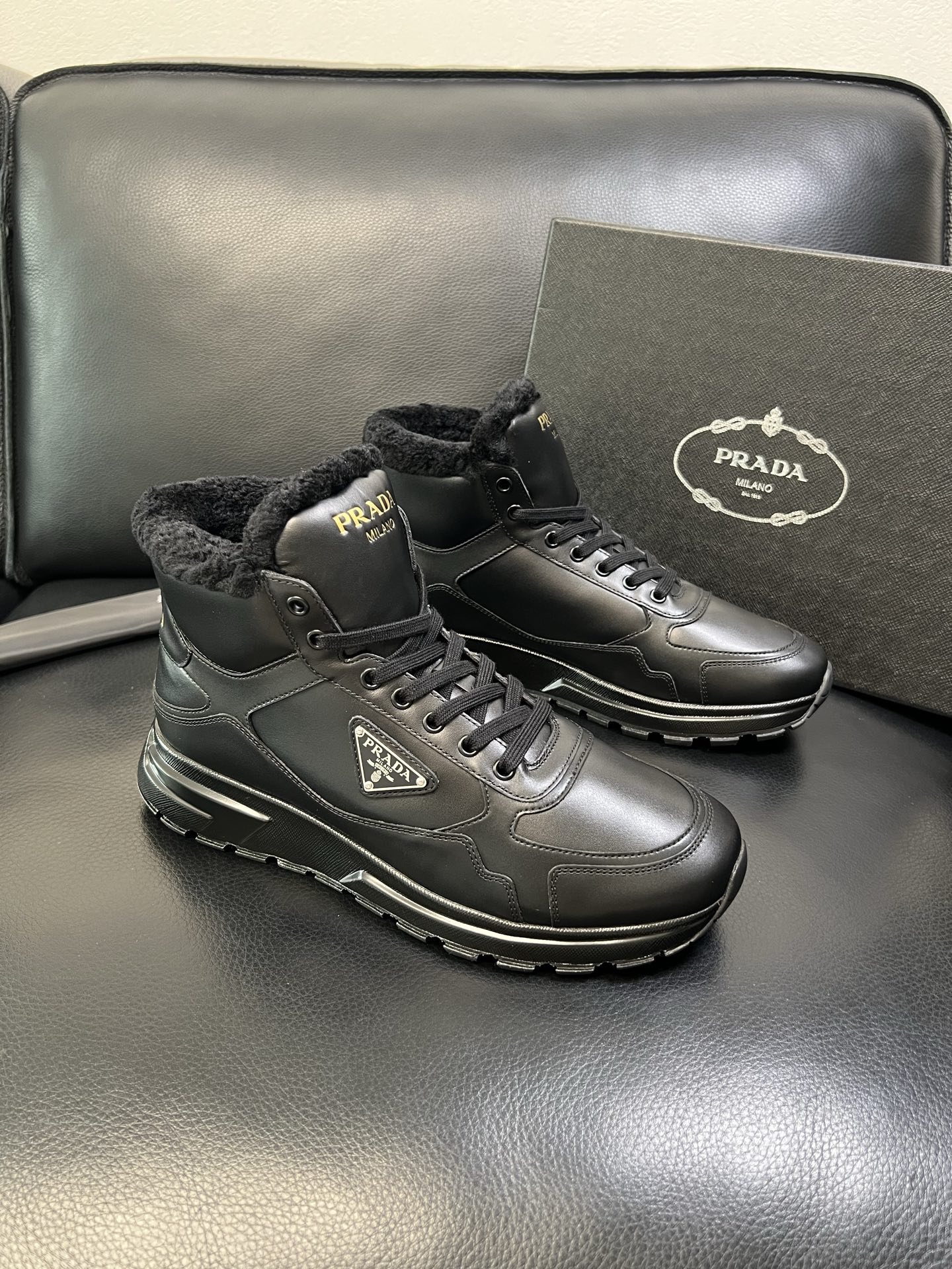 Prada 高品质 顶级工艺品 普拉达 专柜新款，原厂配置意大利进口牛皮面料，高品质复杂拼接工艺，进口毛