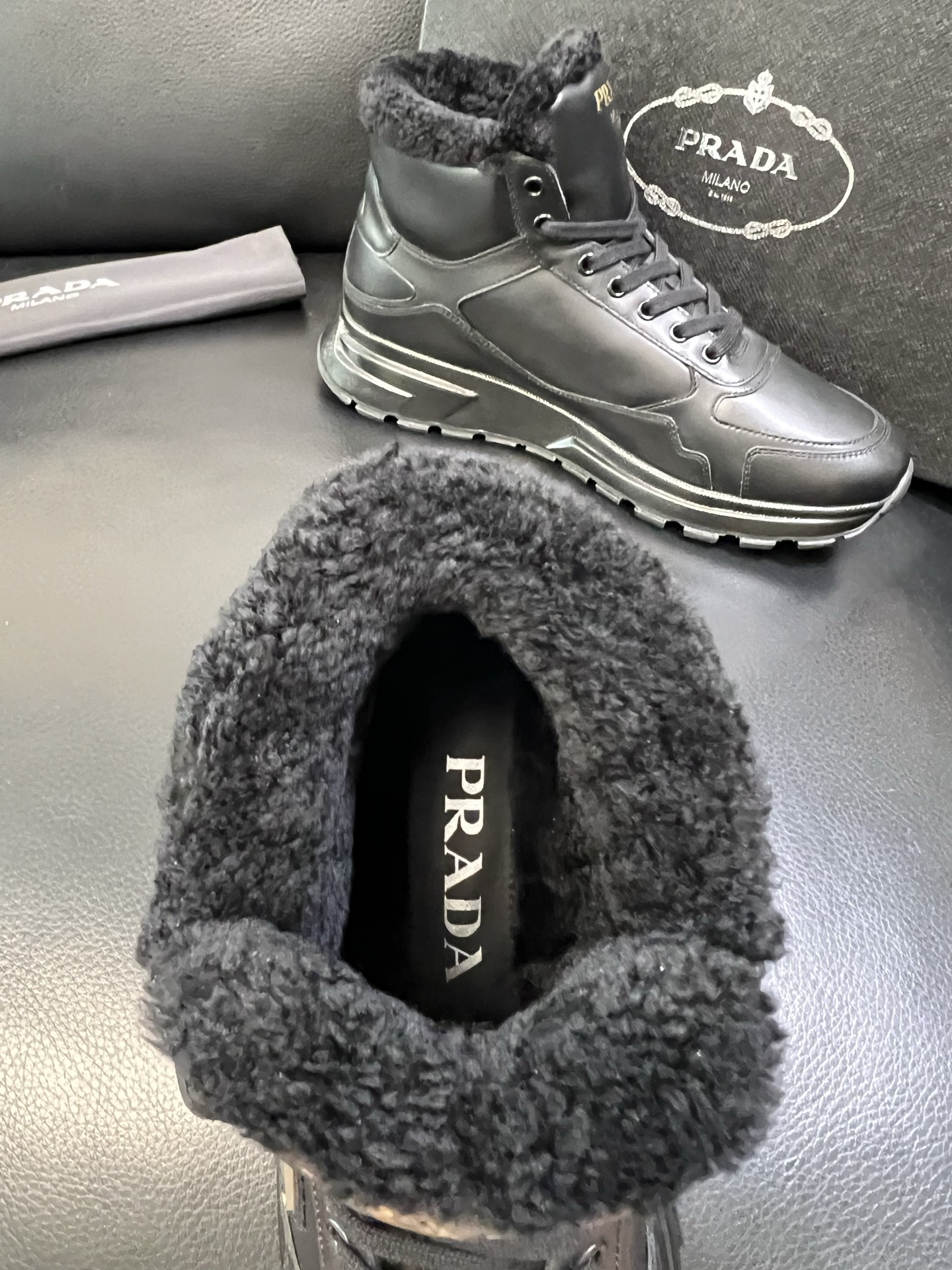 Prada 高品质 顶级工艺品 普拉达 专柜新款，原厂配置意大利进口牛皮面料，高品质复杂拼接工艺，进口毛