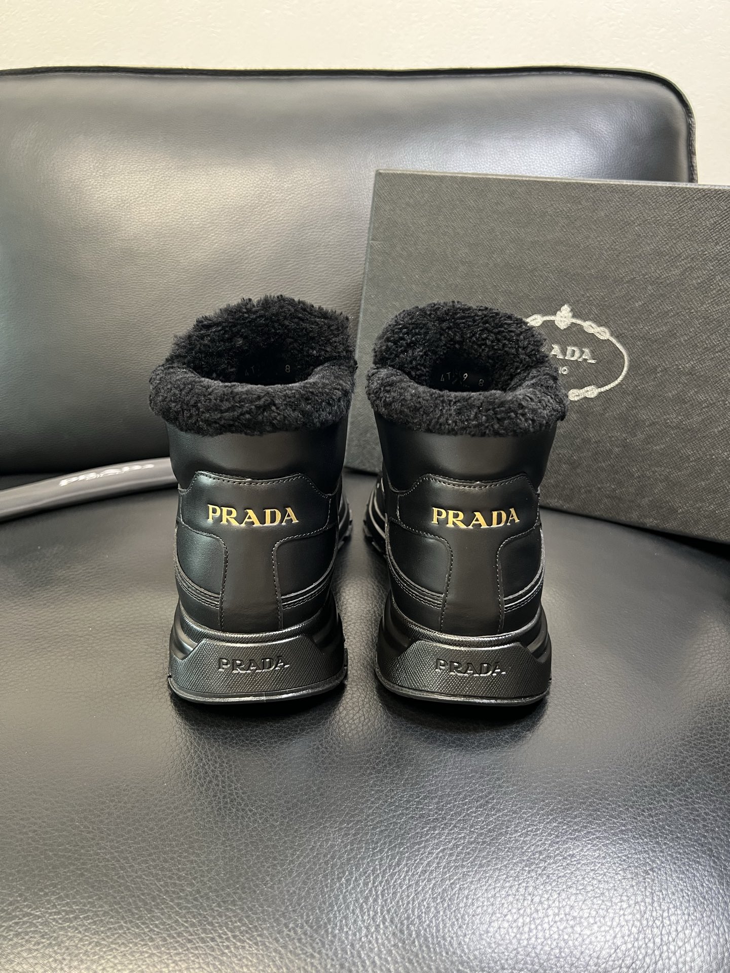 Prada 高品质 顶级工艺品 普拉达 专柜新款，原厂配置意大利进口牛皮面料，高品质复杂拼接工艺，进口毛