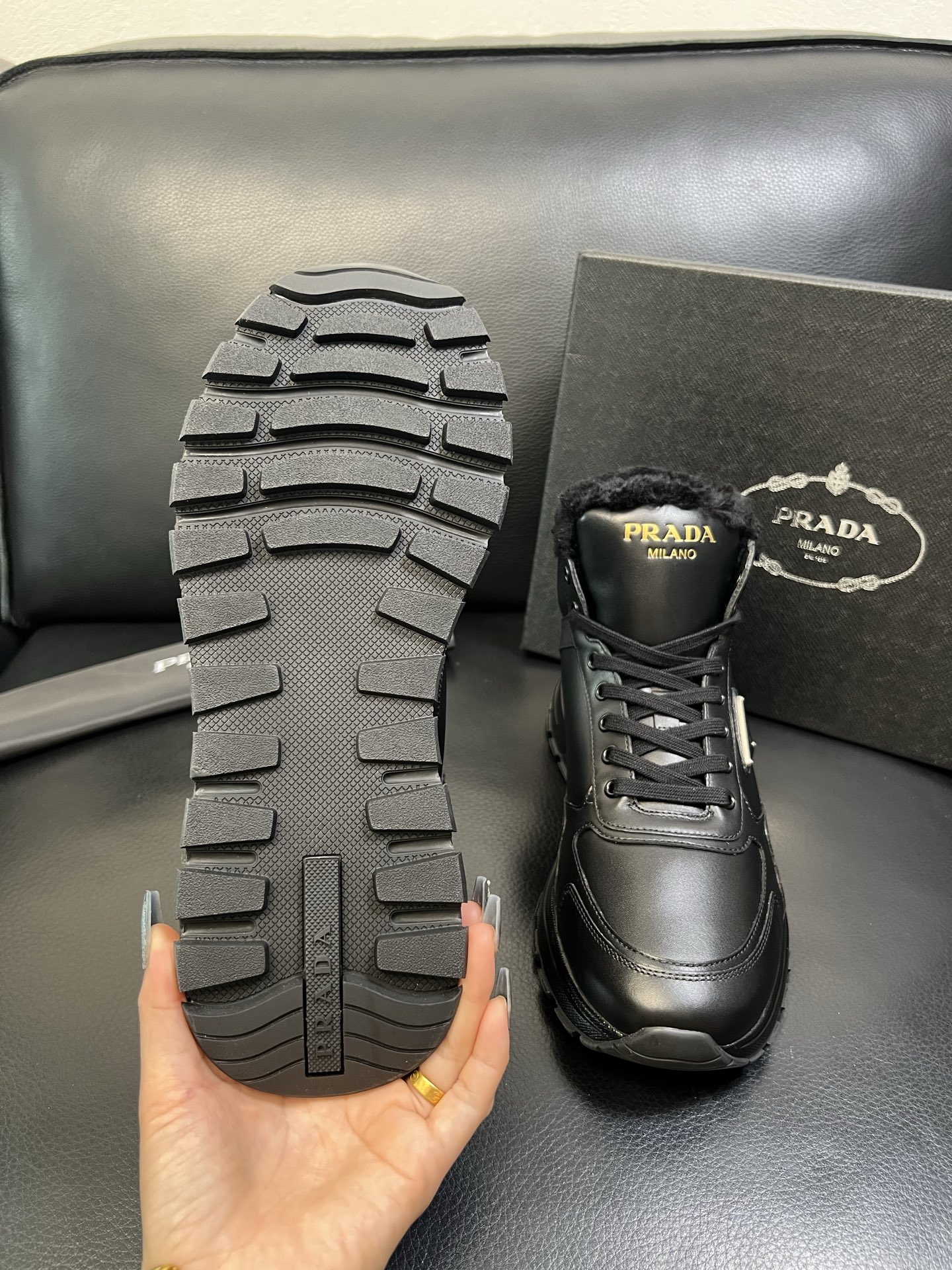 Prada 高品质 顶级工艺品 普拉达 专柜新款，原厂配置意大利进口牛皮面料，高品质复杂拼接工艺，进口毛