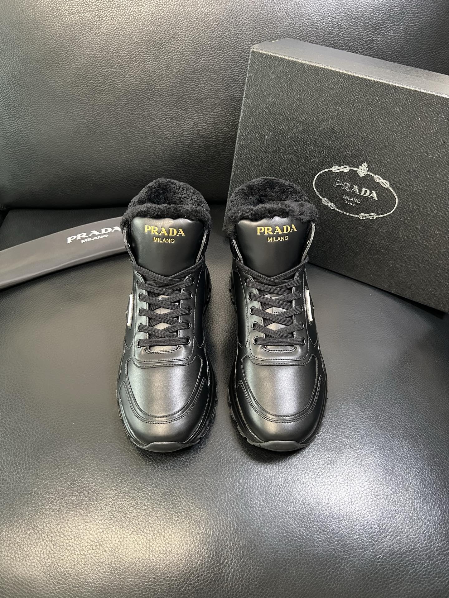 Prada 高品质 顶级工艺品 普拉达 专柜新款，原厂配置意大利进口牛皮面料，高品质复杂拼接工艺，进口毛