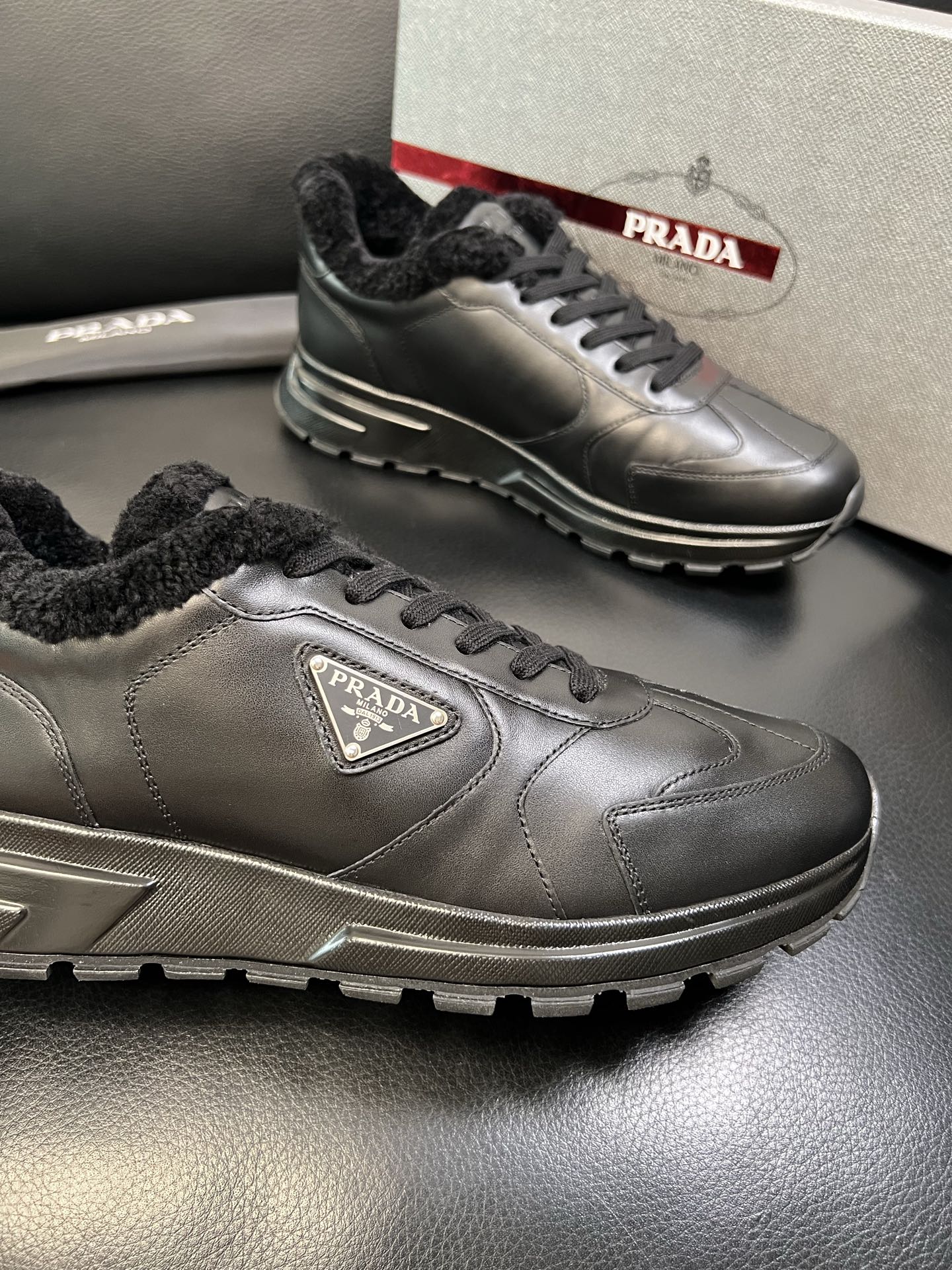 Prada 高品质 顶级工艺品 普拉达 专柜新款，原厂配置意大利进口牛皮面料，高品质复杂拼接工艺，进口毛