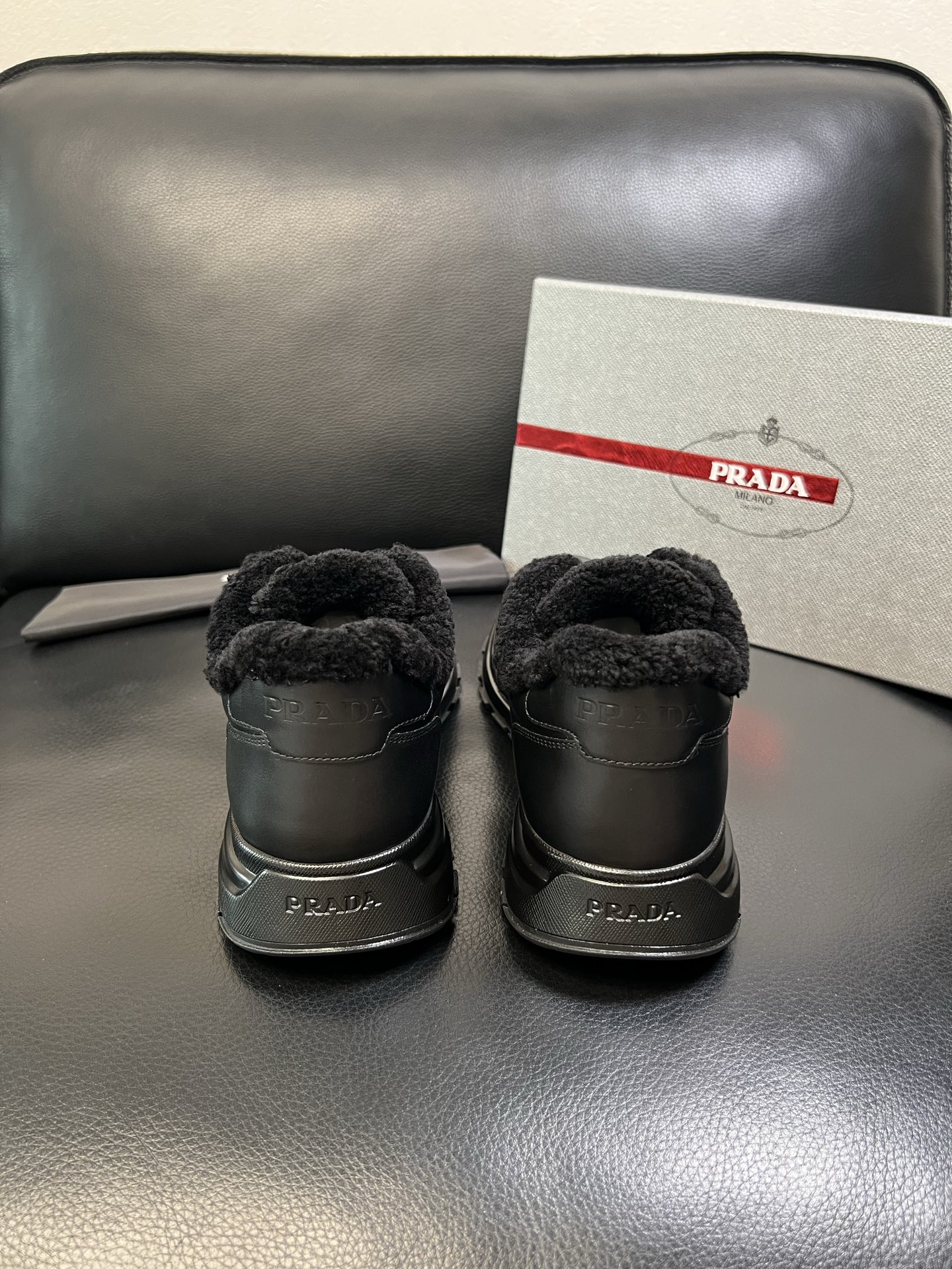 Prada 高品质 顶级工艺品 普拉达 专柜新款，原厂配置意大利进口牛皮面料，高品质复杂拼接工艺，进口毛