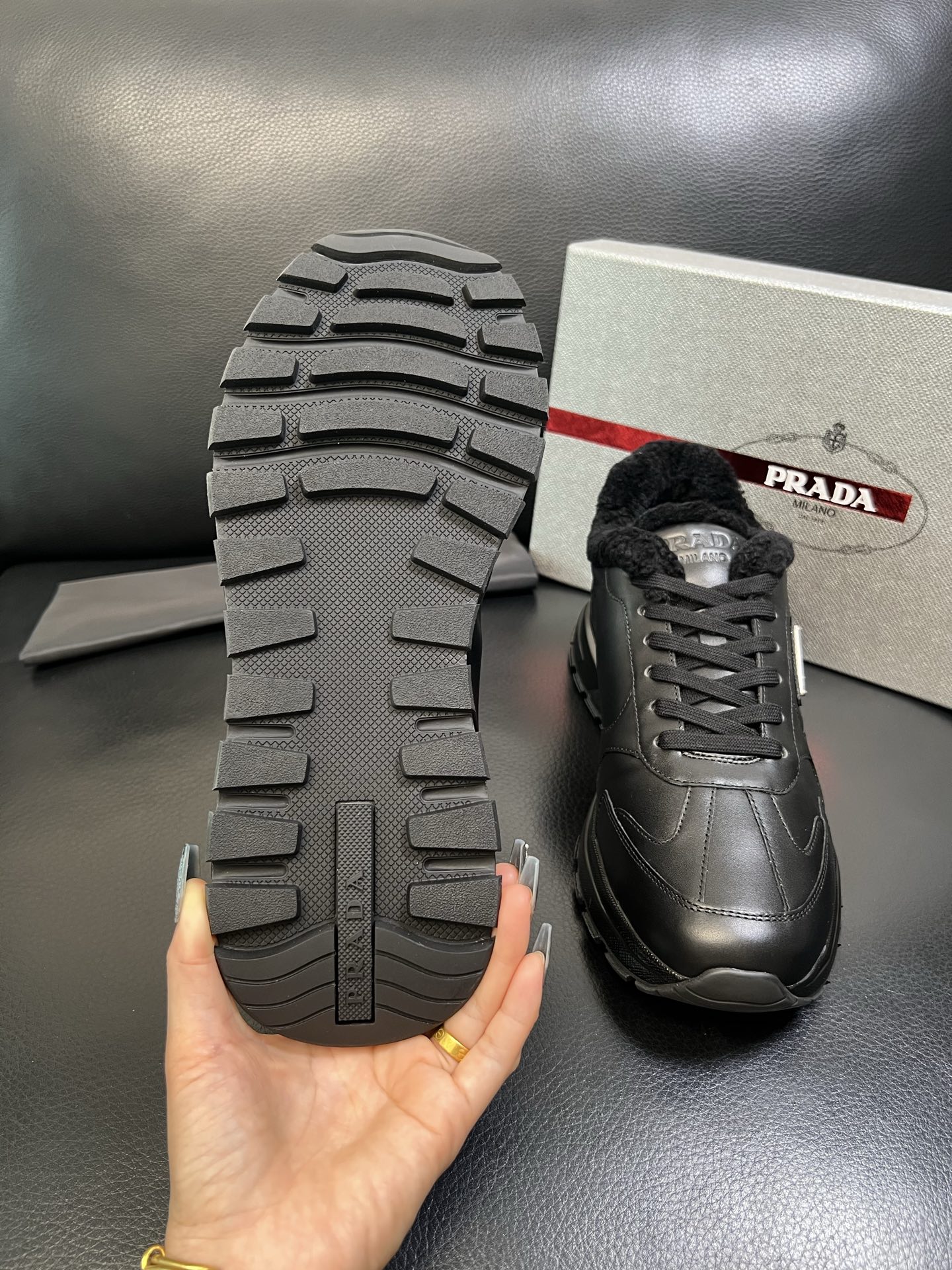 Prada 高品质 顶级工艺品 普拉达 专柜新款，原厂配置意大利进口牛皮面料，高品质复杂拼接工艺，进口毛