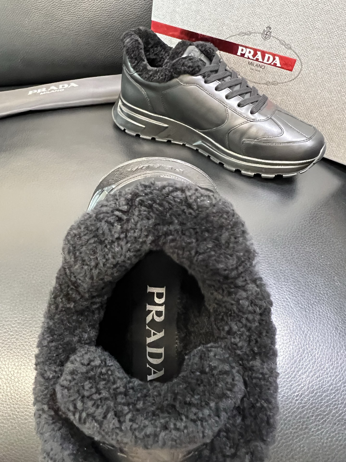 Prada 高品质 顶级工艺品 普拉达 专柜新款，原厂配置意大利进口牛皮面料，高品质复杂拼接工艺，进口毛