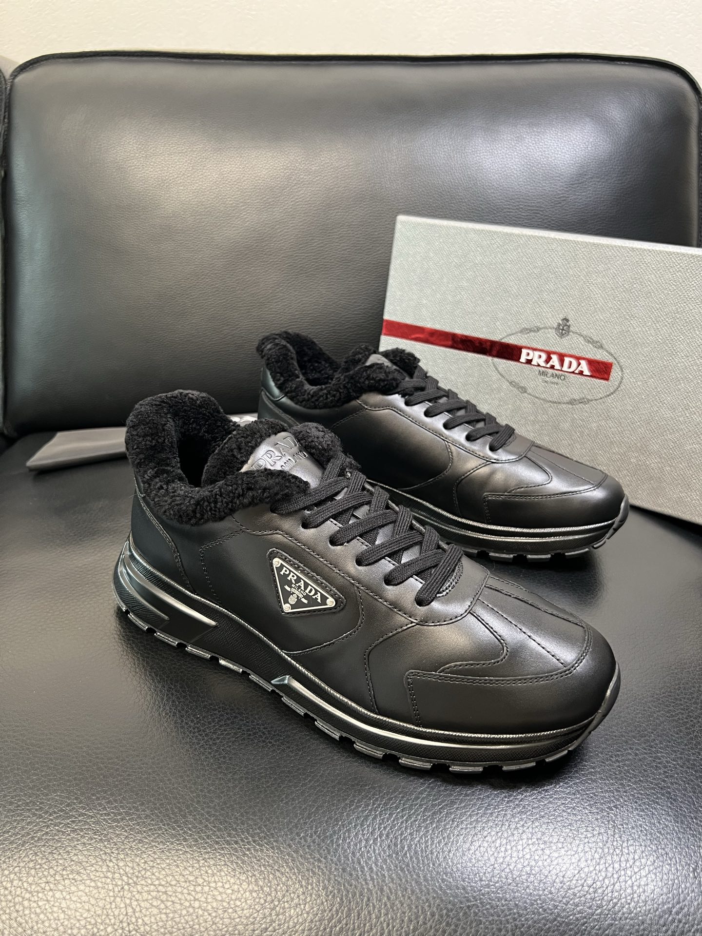 Prada 高品质 顶级工艺品 普拉达 专柜新款，原厂配置意大利进口牛皮面料，高品质复杂拼接工艺，进口毛