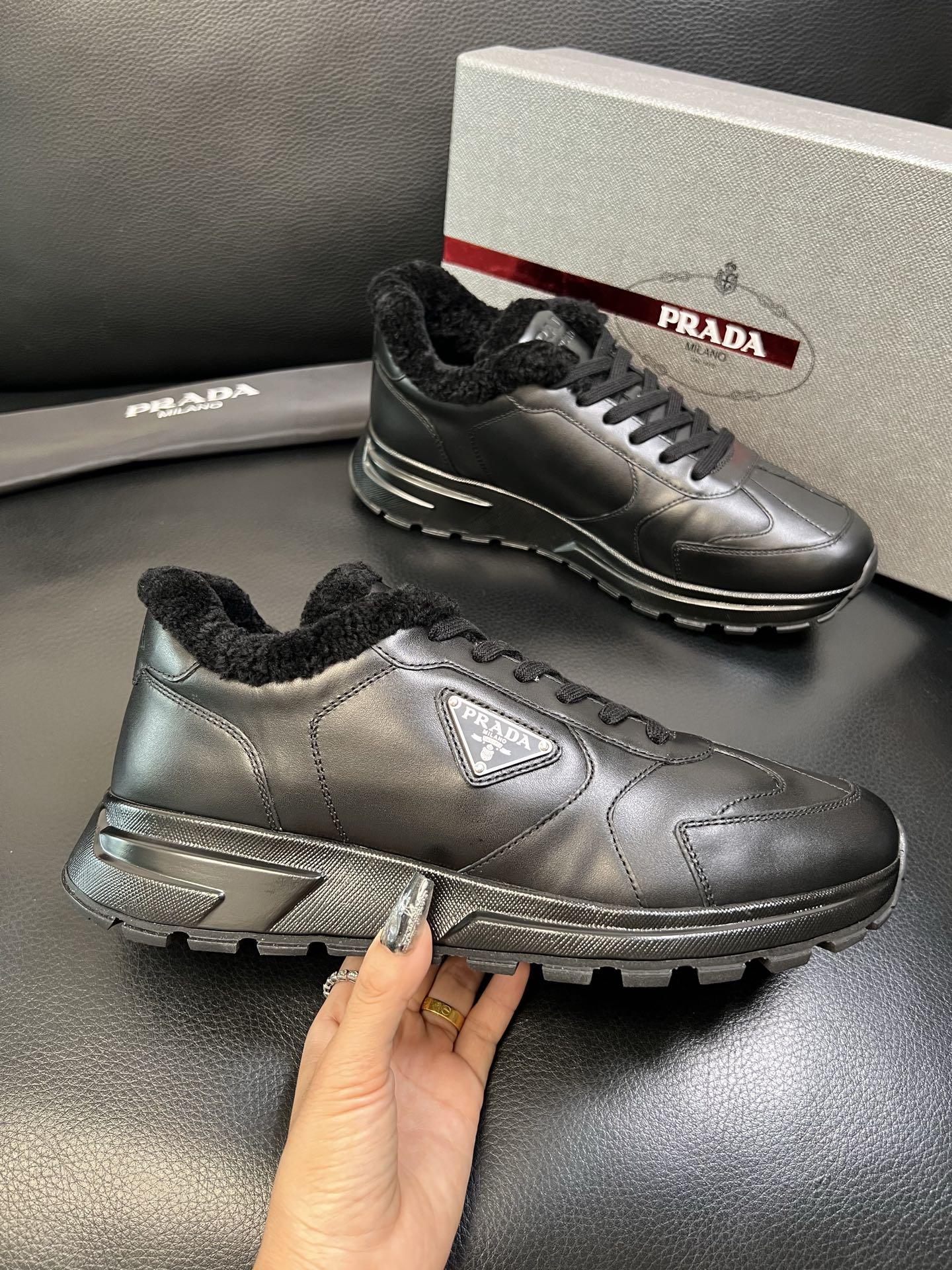 Prada 高品质 顶级工艺品 普拉达 专柜新款，原厂配置意大利进口牛皮面料，高品质复杂拼接工艺，进口毛