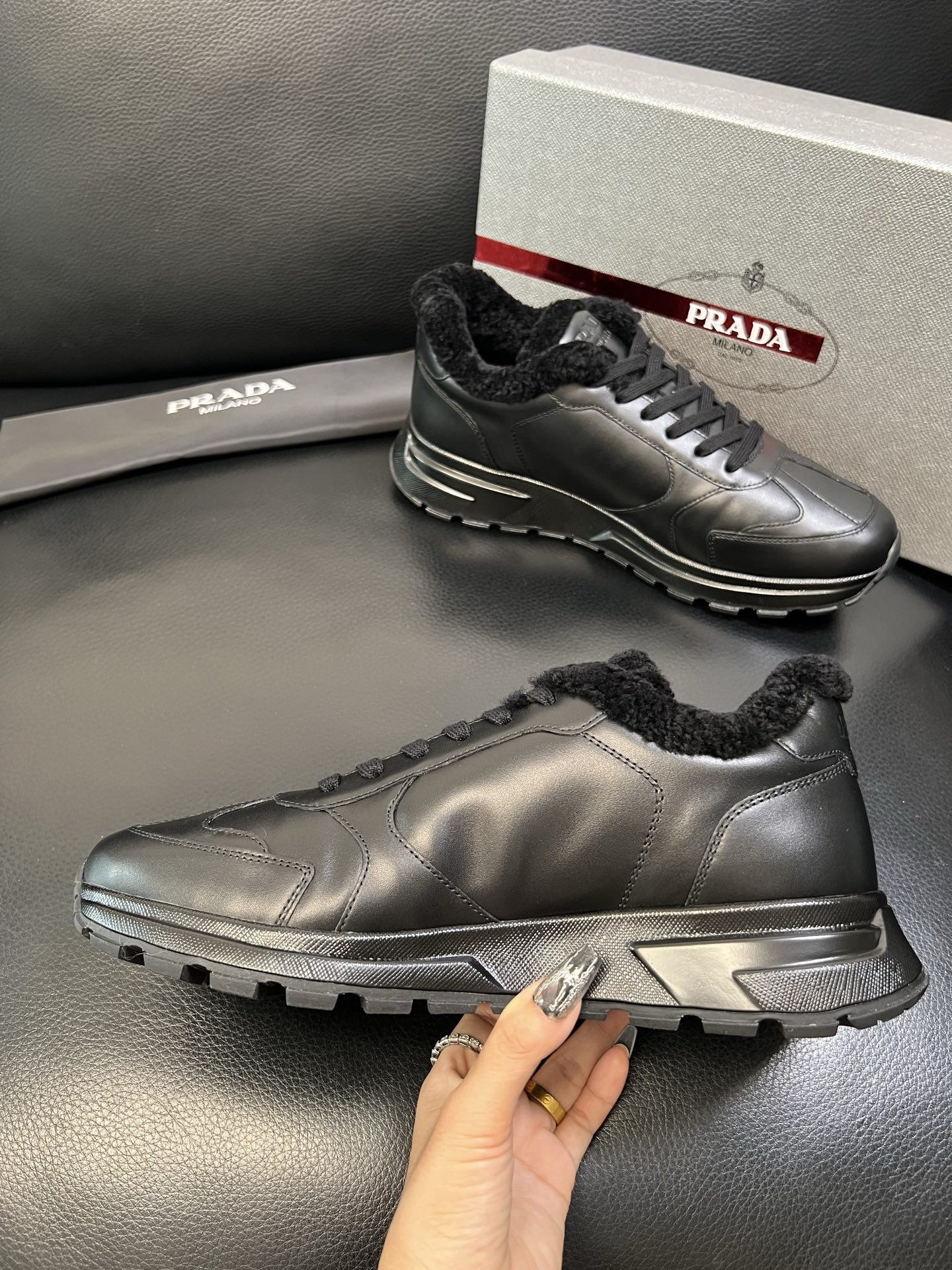 Prada 高品质 顶级工艺品 普拉达 专柜新款，原厂配置意大利进口牛皮面料，高品质复杂拼接工艺，进口毛