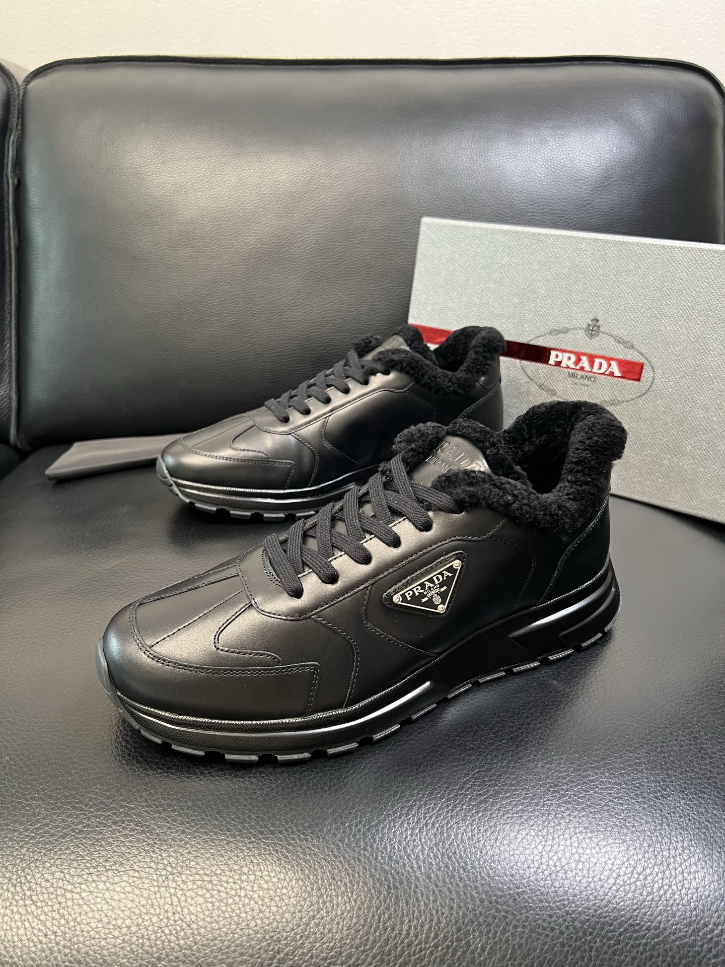 Prada 高品质 顶级工艺品 普拉达 专柜新款，原厂配置意大利进口牛皮面料，高品质复杂拼接工艺，进口毛