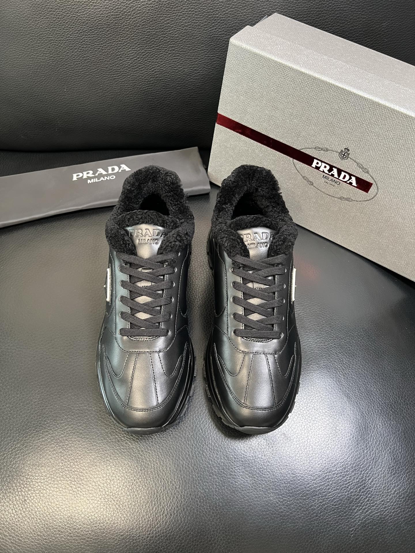 Prada 高品质 顶级工艺品 普拉达 专柜新款，原厂配置意大利进口牛皮面料，高品质复杂拼接工艺，进口毛