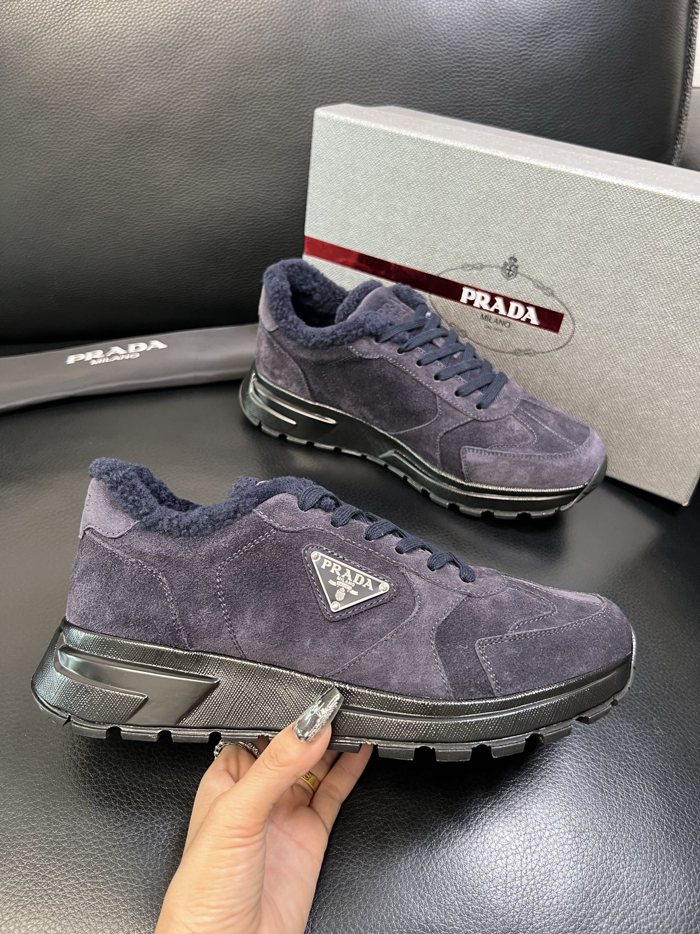 Prada 高品质 顶级工艺品 普拉达 专柜新款，原厂配置意大利进口牛皮面料，高品质复杂拼接工艺，进口毛