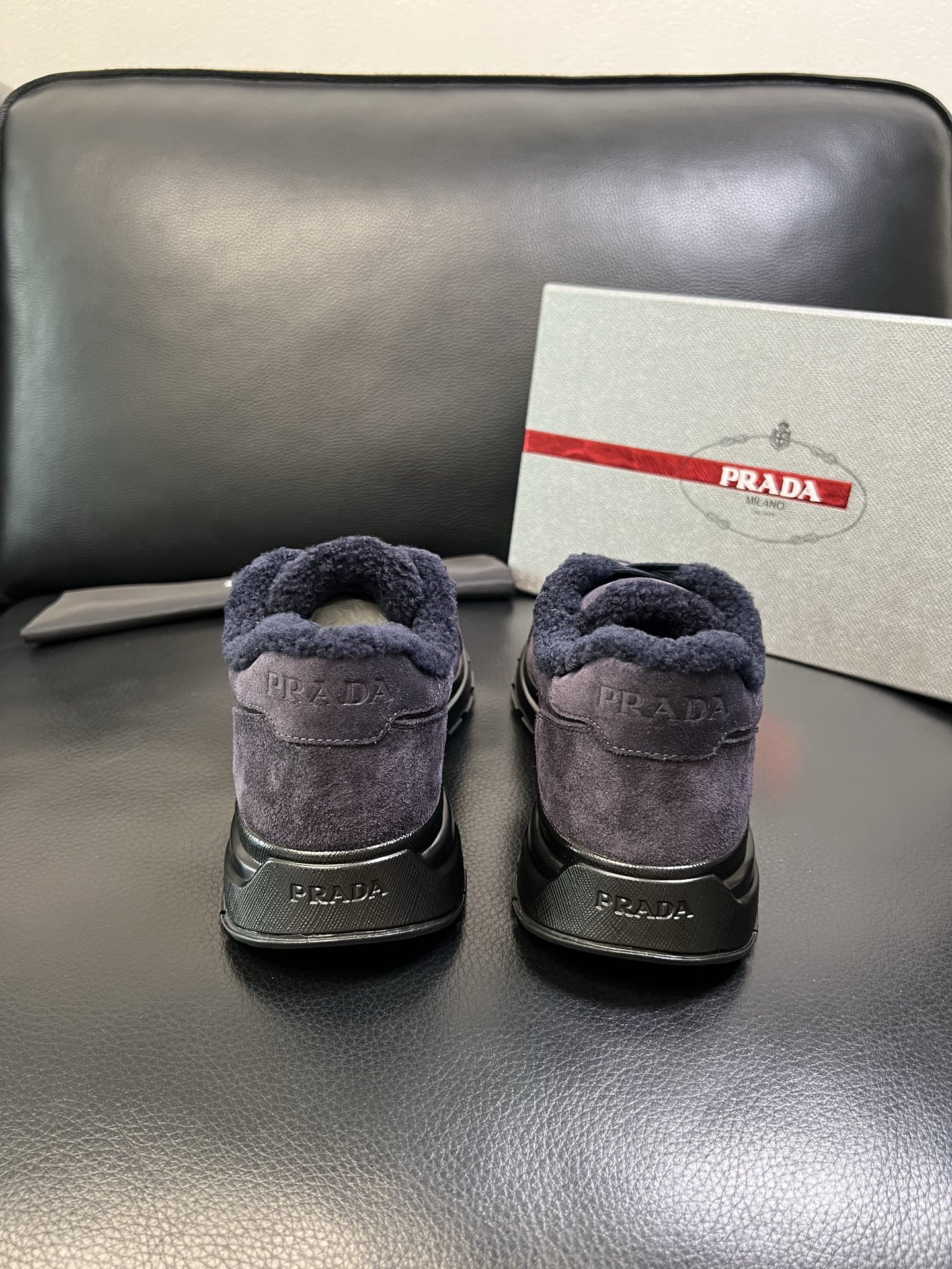 Prada 高品质 顶级工艺品 普拉达 专柜新款，原厂配置意大利进口牛皮面料，高品质复杂拼接工艺，进口毛