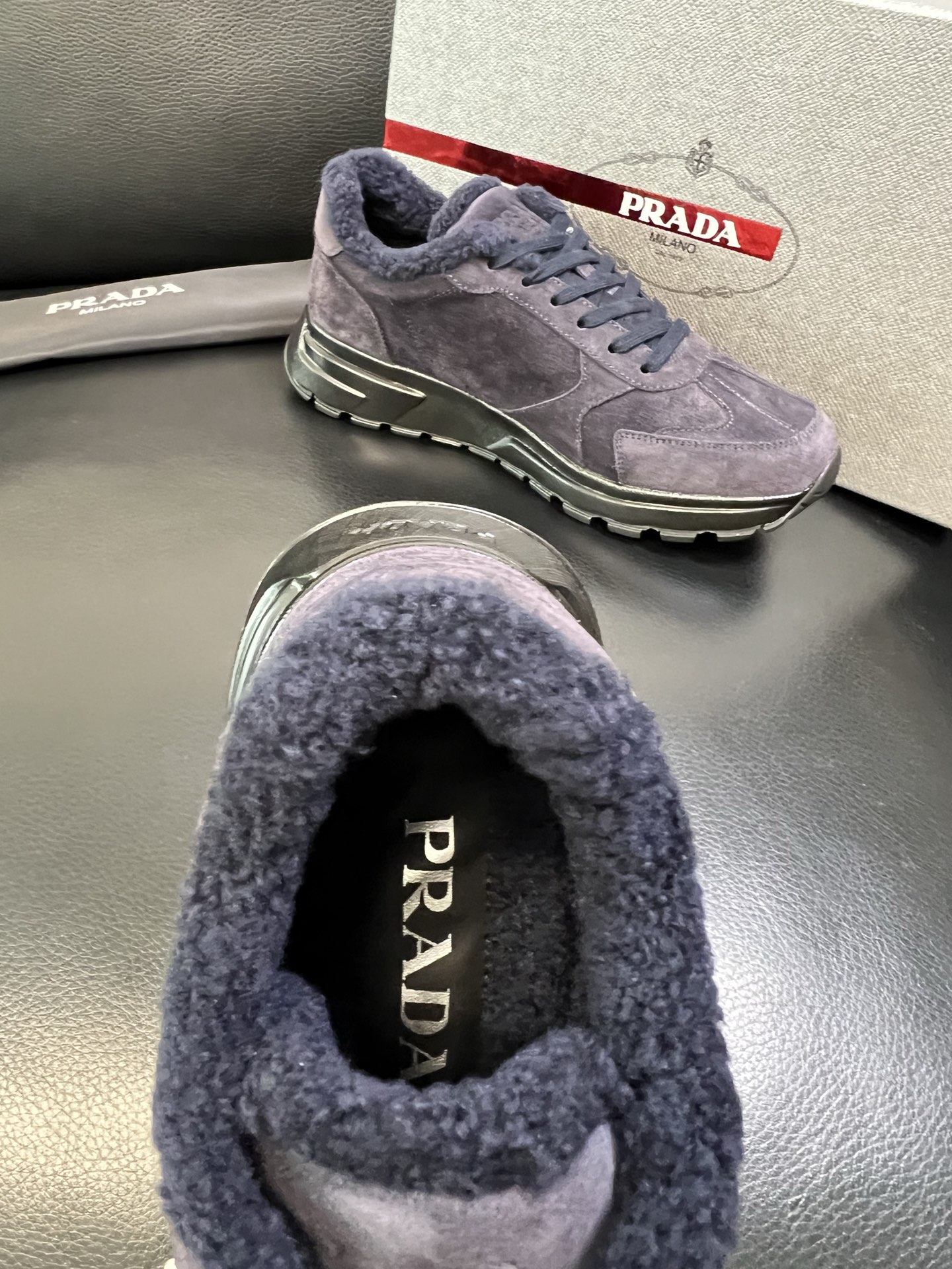 Prada 高品质 顶级工艺品 普拉达 专柜新款，原厂配置意大利进口牛皮面料，高品质复杂拼接工艺，进口毛