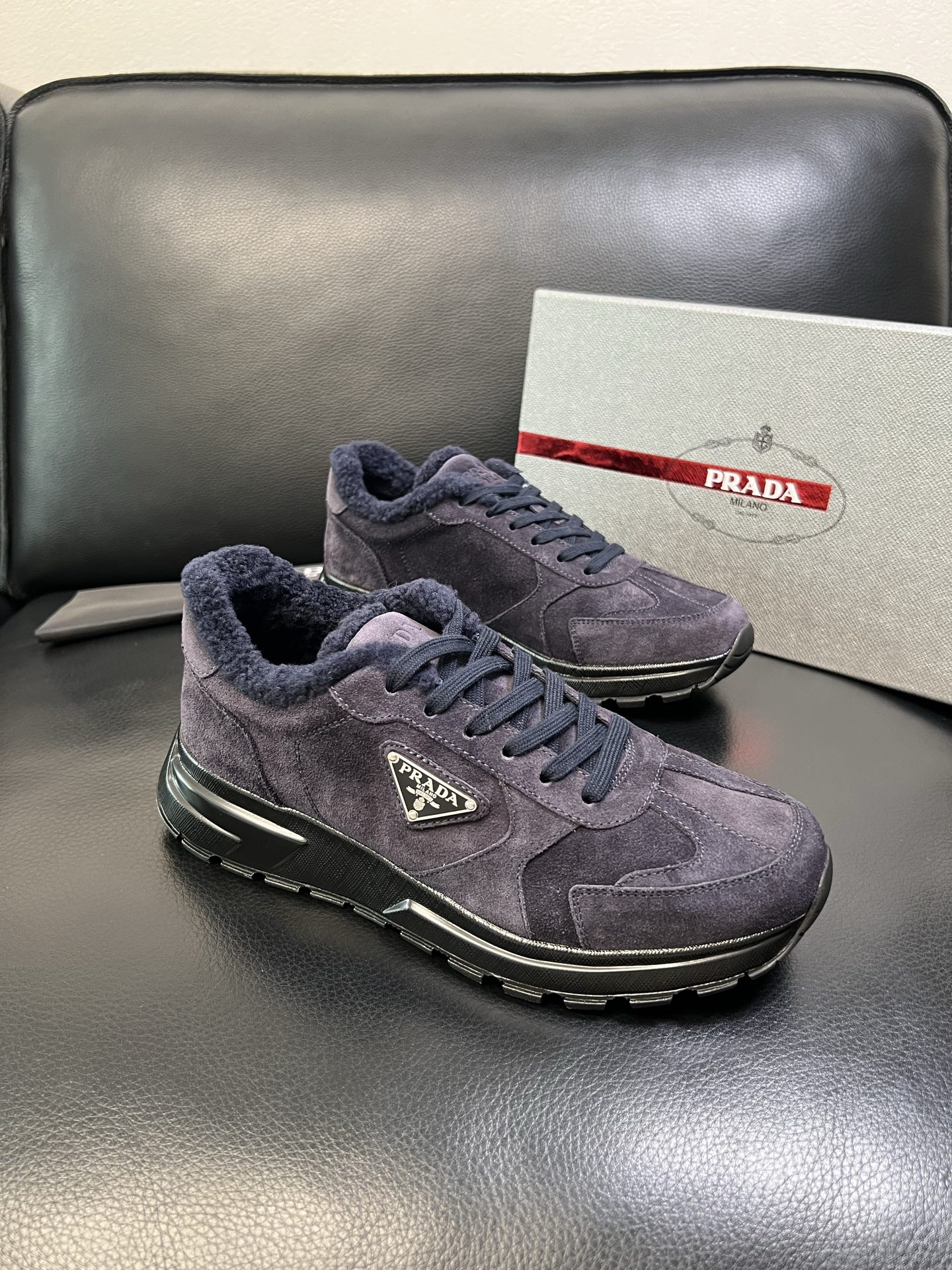 Prada 高品质 顶级工艺品 普拉达 专柜新款，原厂配置意大利进口牛皮面料，高品质复杂拼接工艺，进口毛