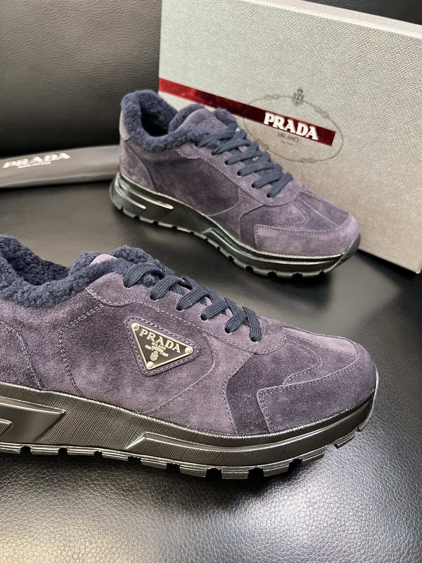 Prada 高品质 顶级工艺品 普拉达 专柜新款，原厂配置意大利进口牛皮面料，高品质复杂拼接工艺，进口毛