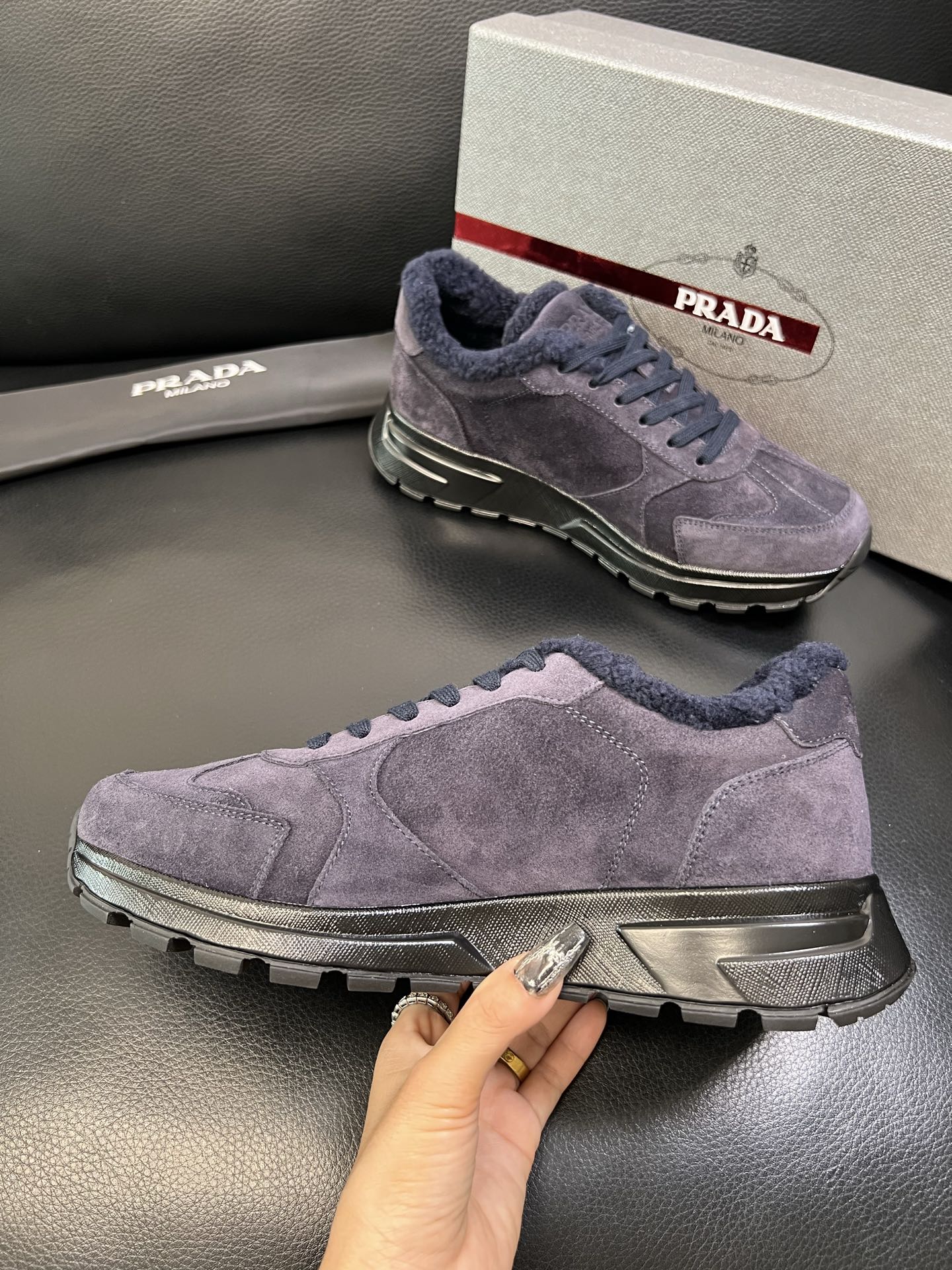 Prada 高品质 顶级工艺品 普拉达 专柜新款，原厂配置意大利进口牛皮面料，高品质复杂拼接工艺，进口毛