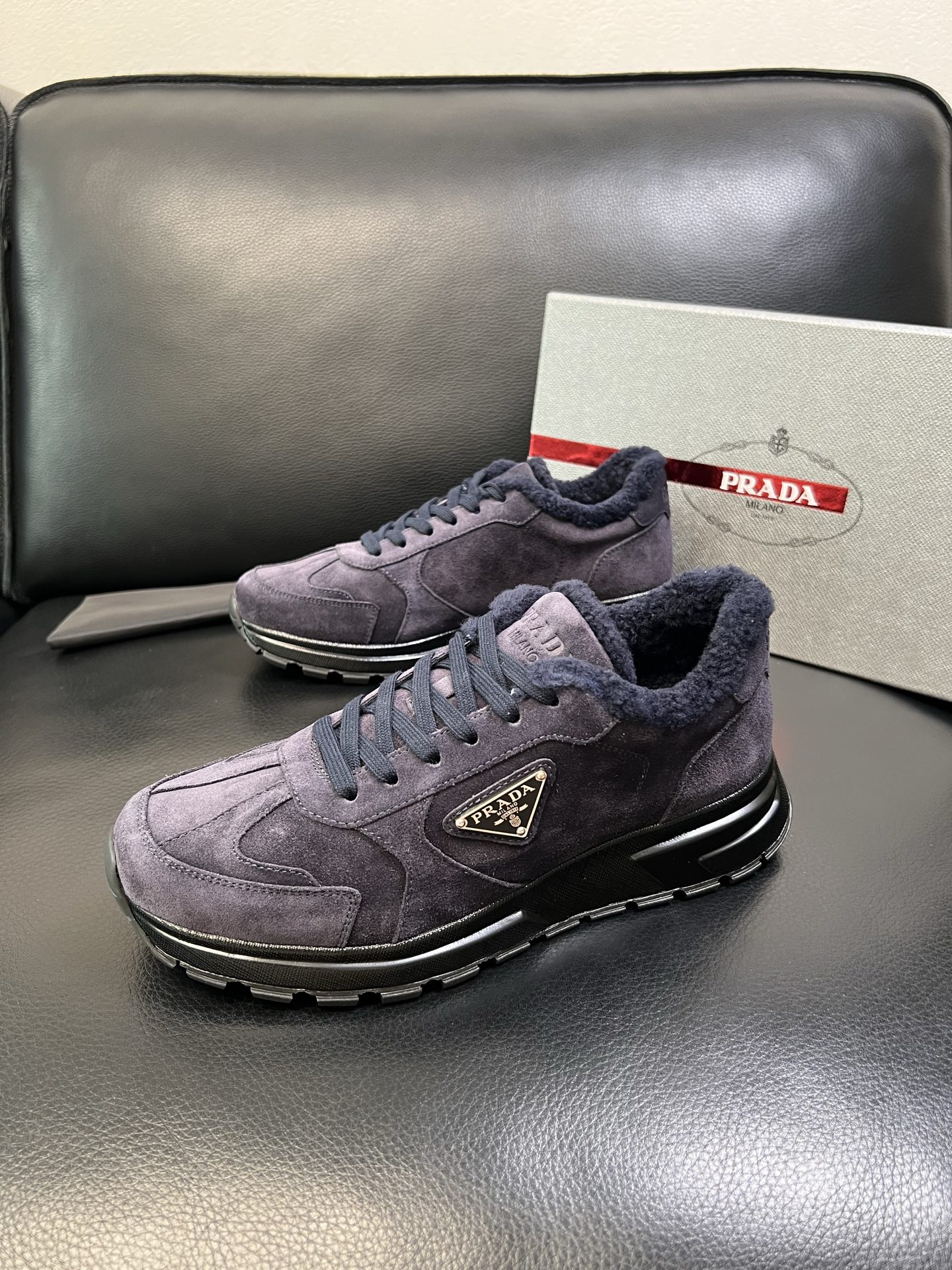 Prada 高品质 顶级工艺品 普拉达 专柜新款，原厂配置意大利进口牛皮面料，高品质复杂拼接工艺，进口毛