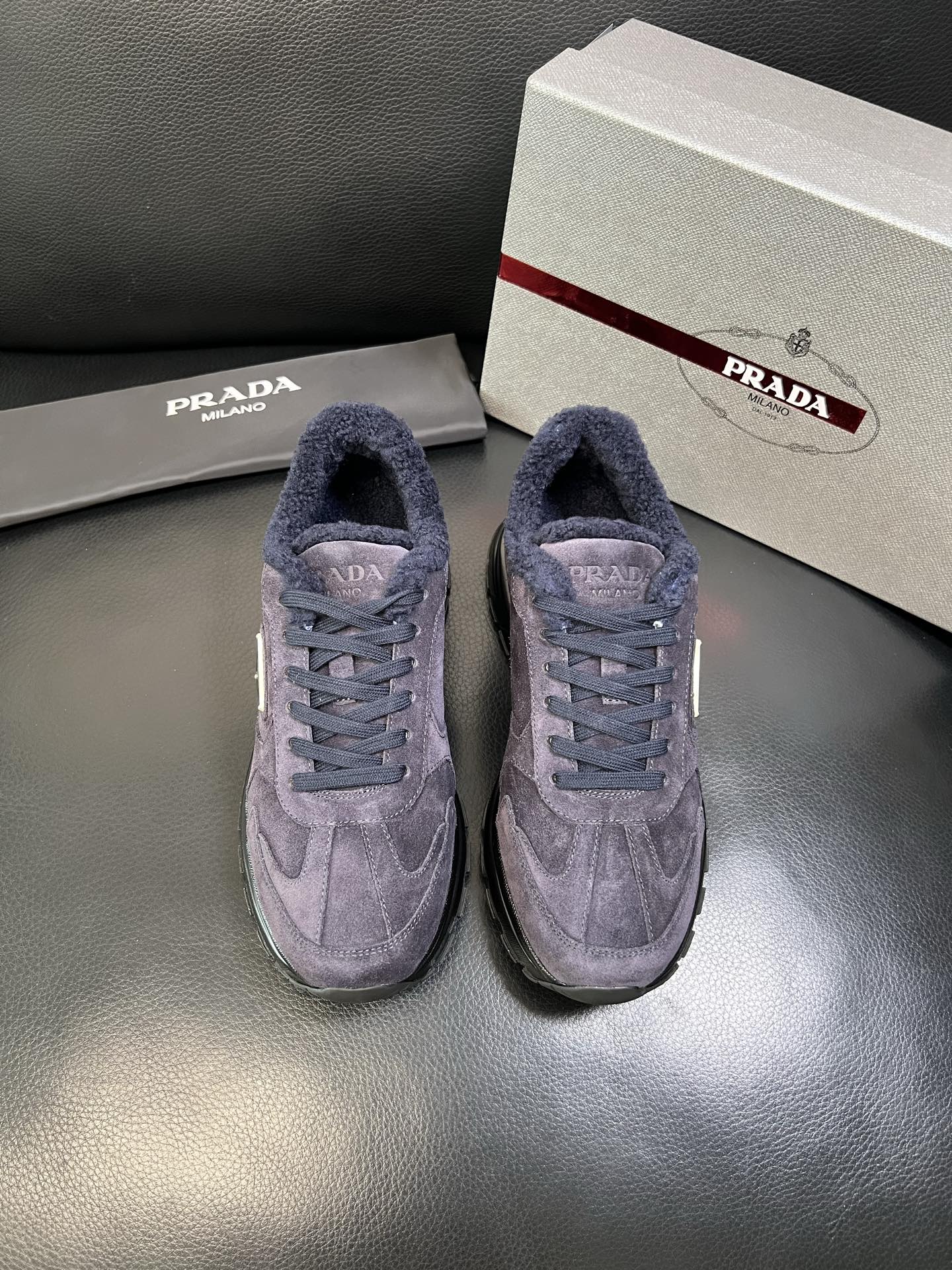 Prada 高品质 顶级工艺品 普拉达 专柜新款，原厂配置意大利进口牛皮面料，高品质复杂拼接工艺，进口毛