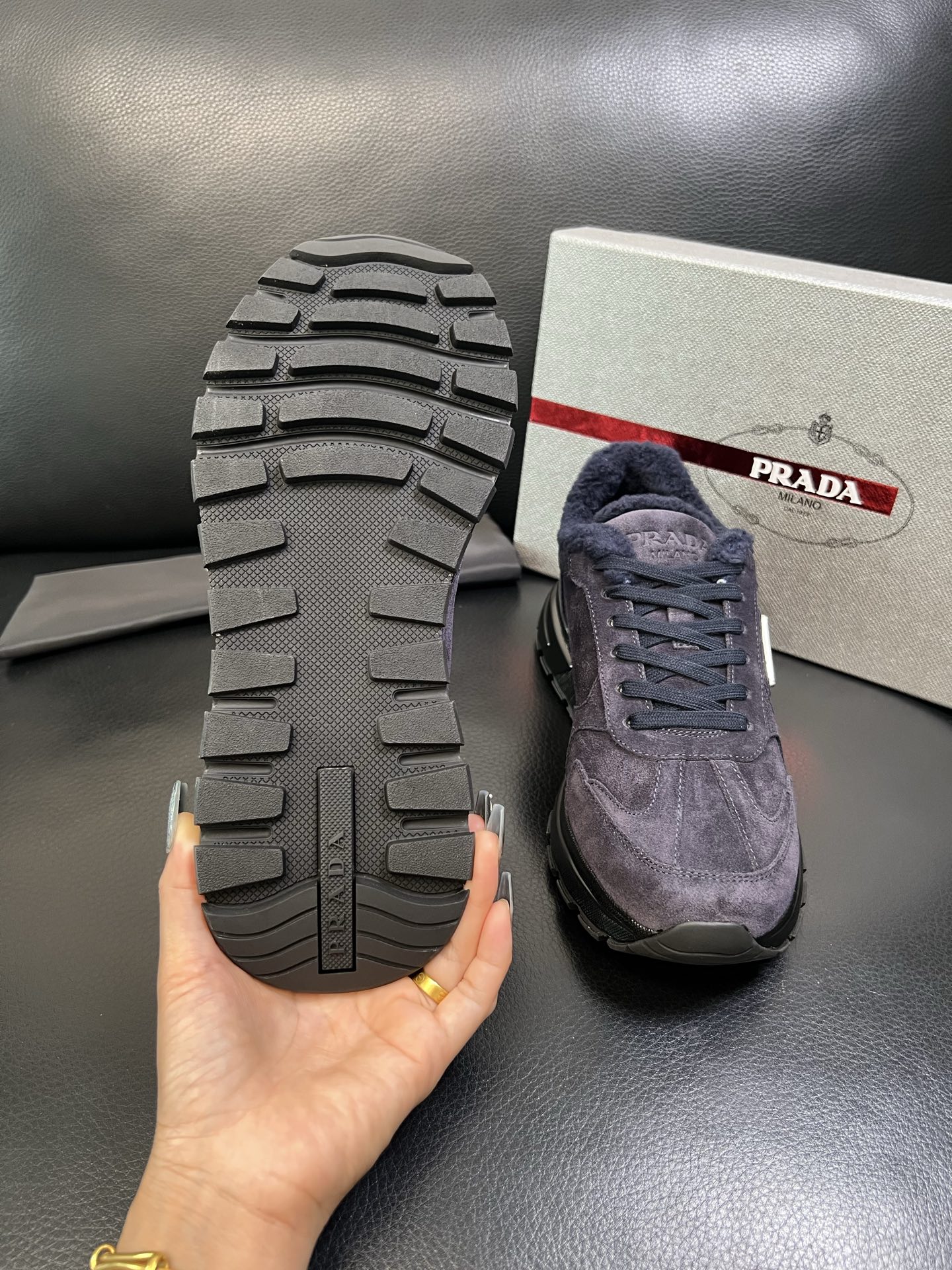 Prada 高品质 顶级工艺品 普拉达 专柜新款，原厂配置意大利进口牛皮面料，高品质复杂拼接工艺，进口毛