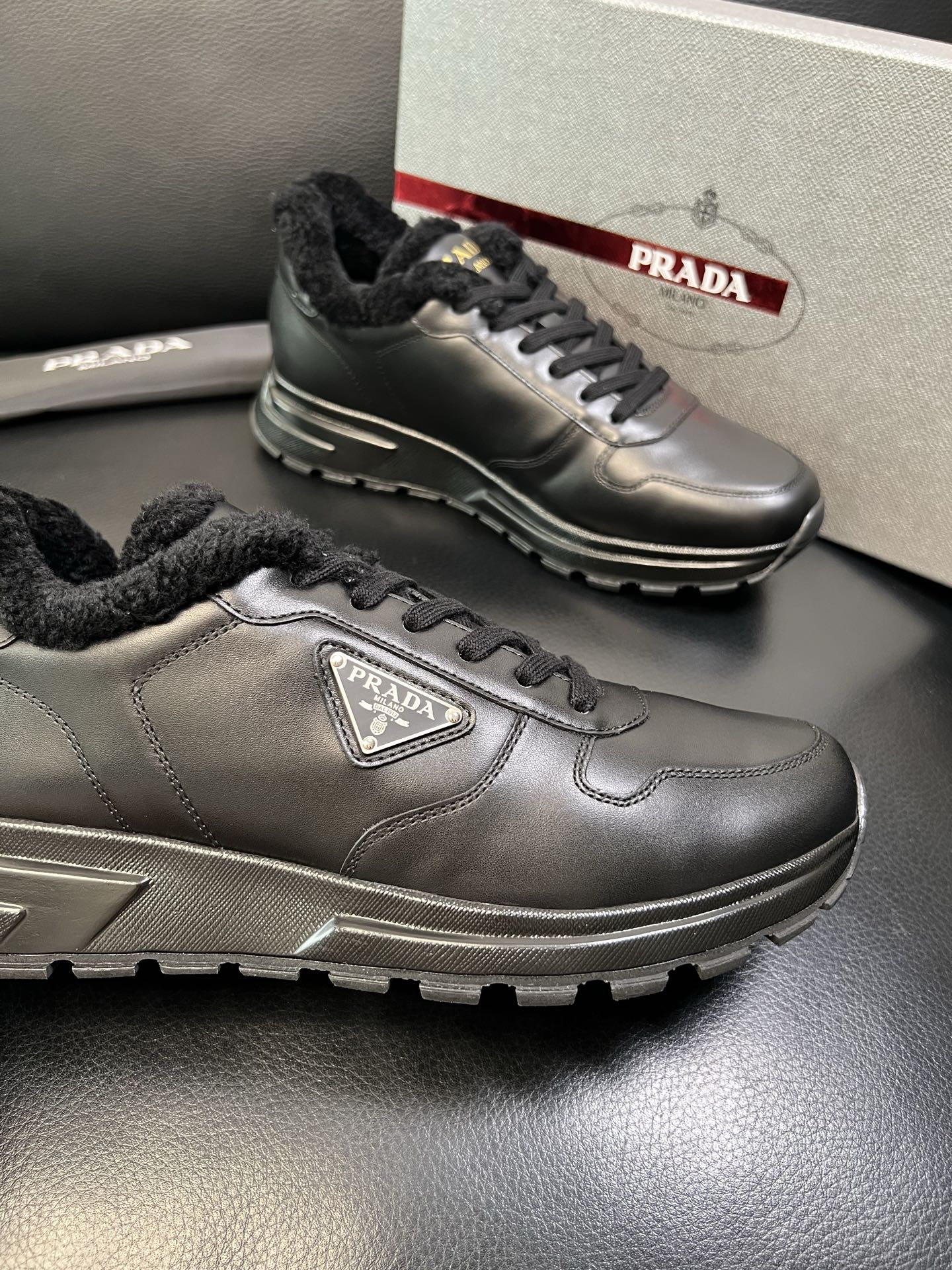 Prada 高品质 顶级工艺品 普拉达 专柜新款，原厂配置意大利进口牛皮面料，高品质复杂拼接工艺，进口毛