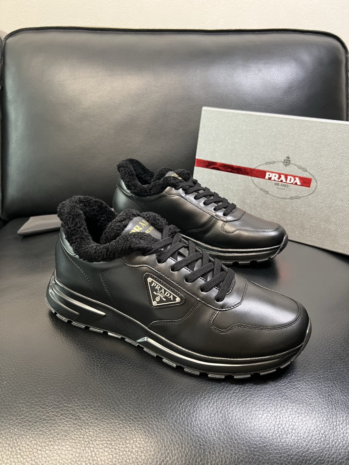 Prada 高品质 顶级工艺品 普拉达 专柜新款，原厂配置意大利进口牛皮面料，高品质复杂拼接工艺，进口毛