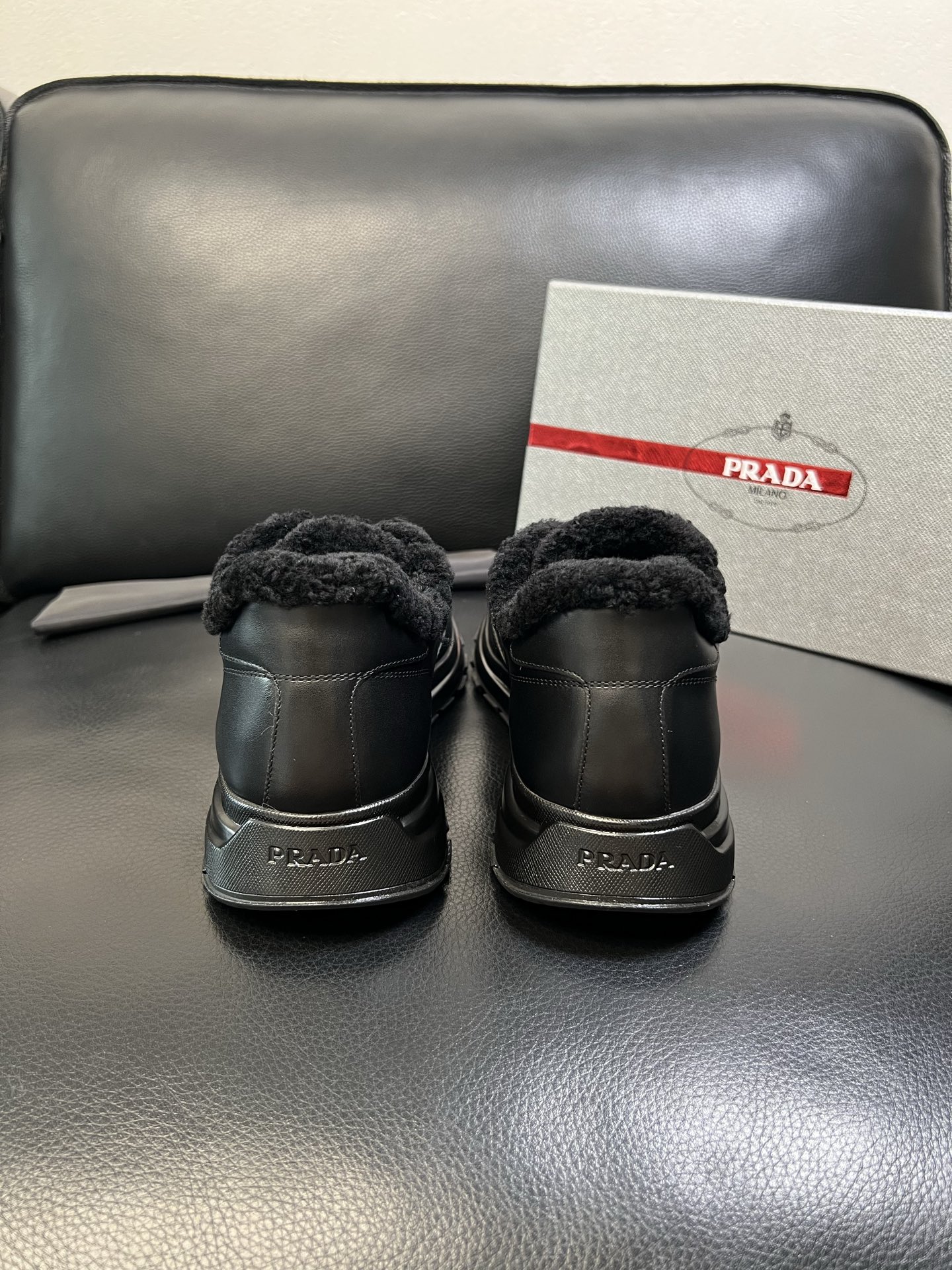 Prada 高品质 顶级工艺品 普拉达 专柜新款，原厂配置意大利进口牛皮面料，高品质复杂拼接工艺，进口毛