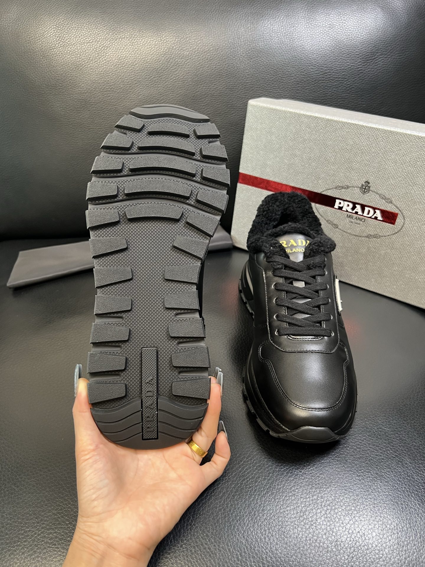 Prada 高品质 顶级工艺品 普拉达 专柜新款，原厂配置意大利进口牛皮面料，高品质复杂拼接工艺，进口毛